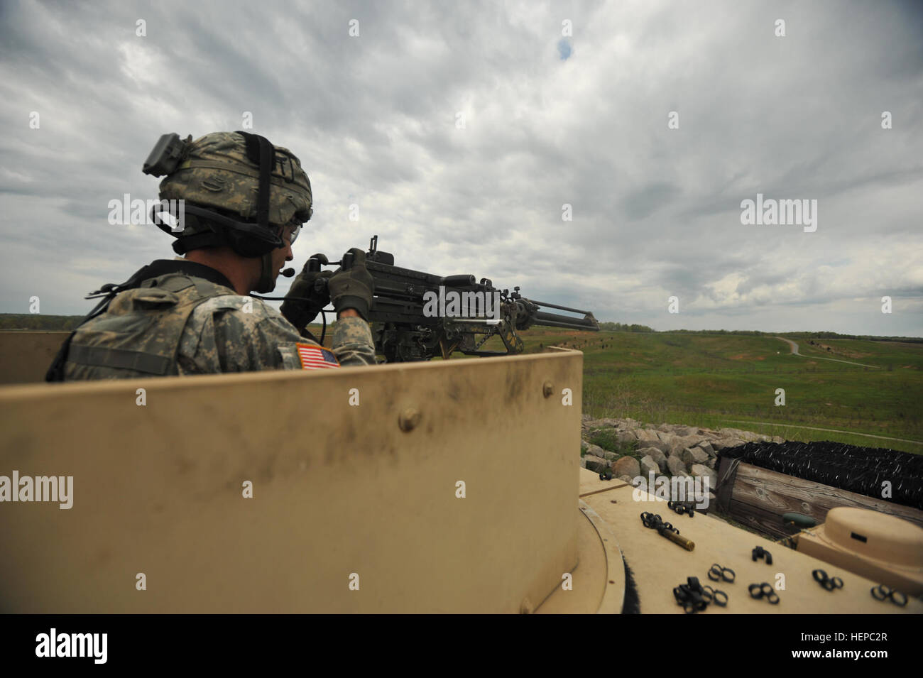 I soldati della compagnia D, 1st Battalion, 187th Infantry Regiment, 3rd Brigade Combat Team, 101st Airborne Division, condussero addestramento al fuoco vivo presso St. Vith Range, Fort Knox, Kentucky, come parte della certificazione dell'equipaggio, sezione e plotone per verificare il supporto delle armi pesanti per le compagnie di fucili. Foto Stock
