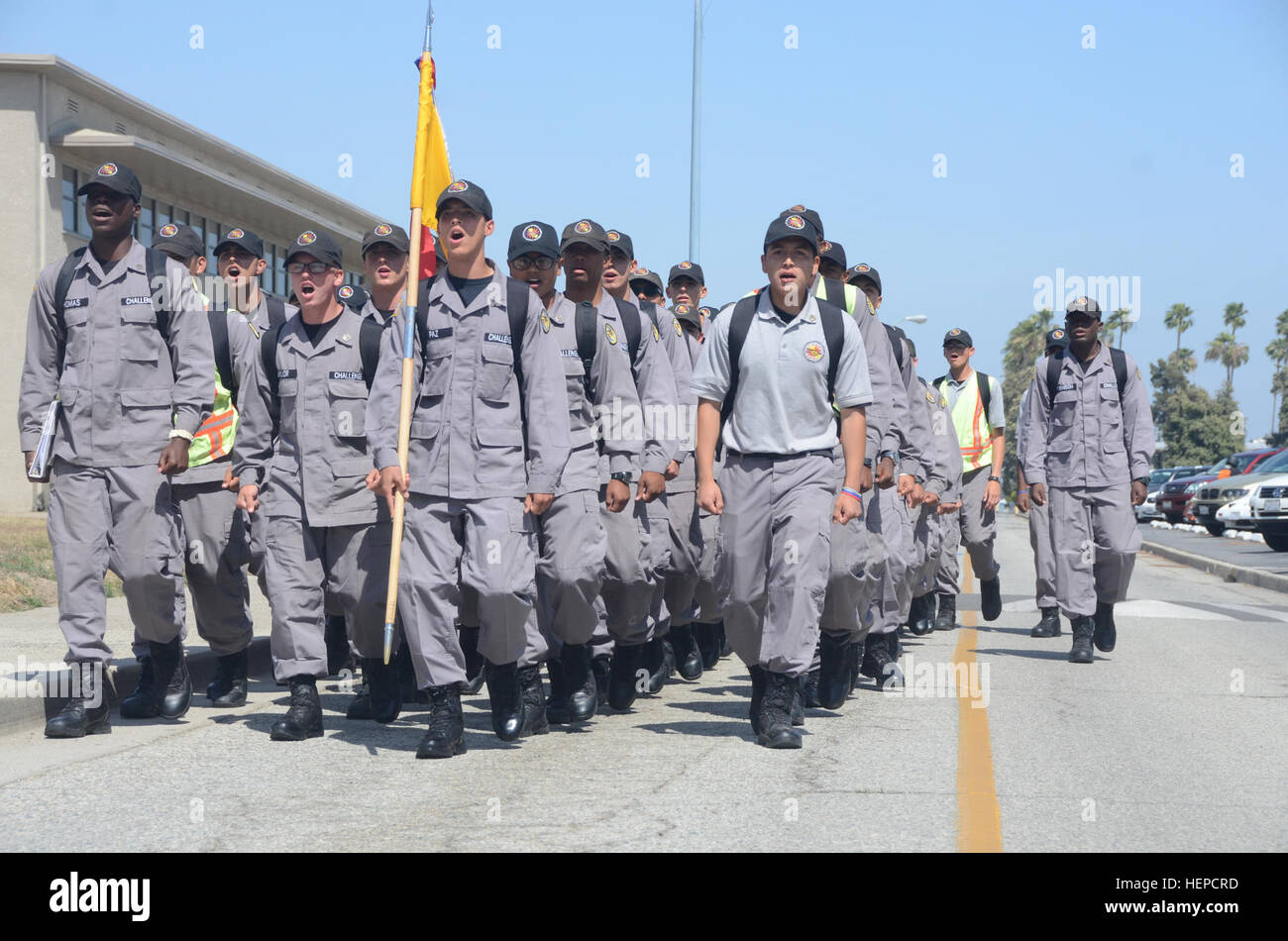 Cadetti con protezione nazionale della California's Sunburst sfida della gioventù Academy marzo sulle forze congiunte Training Base Los Alamitos maggio 11. Sunburst mette la luce di nuovo in travagliate teens' occhi, Sunburst Accademia della Gioventù sta girando in vita intorno a 150511-A-AB123-002-AA Foto Stock