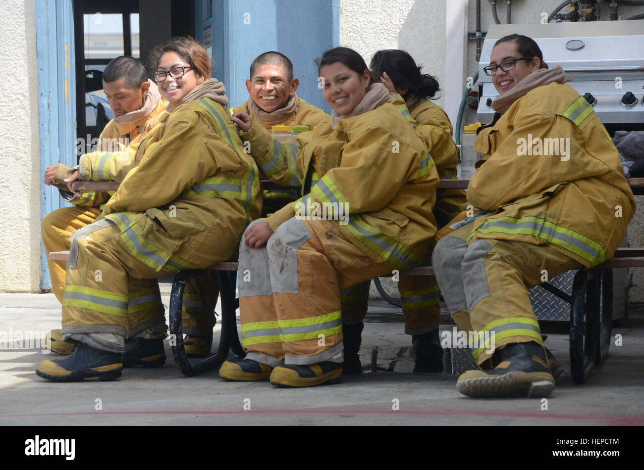 Cadetti a protezione nazionale della California's Sunburst sfida della gioventù Academy ricevere a mani sulla formazione antincendio da Los Alamitos Vigili del fuoco 12 maggio. Sunburst mette la luce di nuovo in travagliate teens' occhi, Sunburst Accademia della Gioventù sta girando in vita intorno a 150512-A-AB123-002-AA Foto Stock