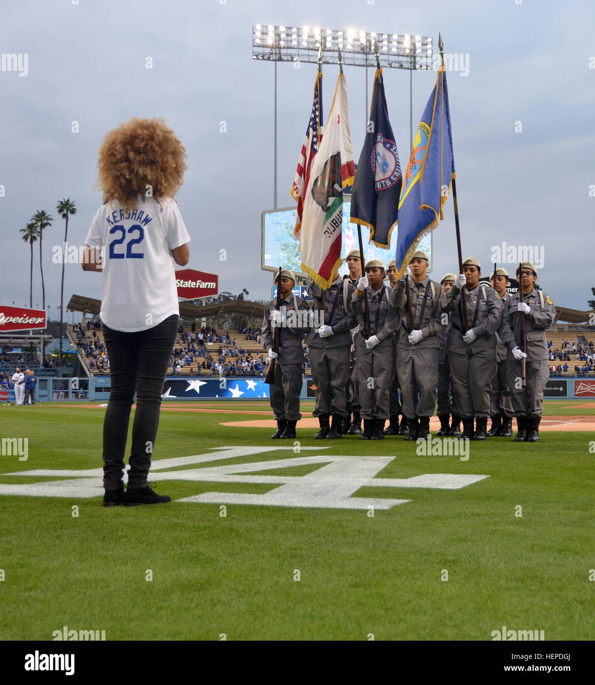Una guardia di colore dalla protezione nazionale della California's Sunburst sfida della gioventù Academy prende il campo per l'inno nazionale cantato da Andy Allo prima del 22 maggio partita contro i Padres al Dodger Stadium. Sunburst mette la luce di nuovo in travagliate teens' occhi, Sunburst Accademia della Gioventù sta girando in vita intorno a 150522-A-AB123-002-AA Foto Stock