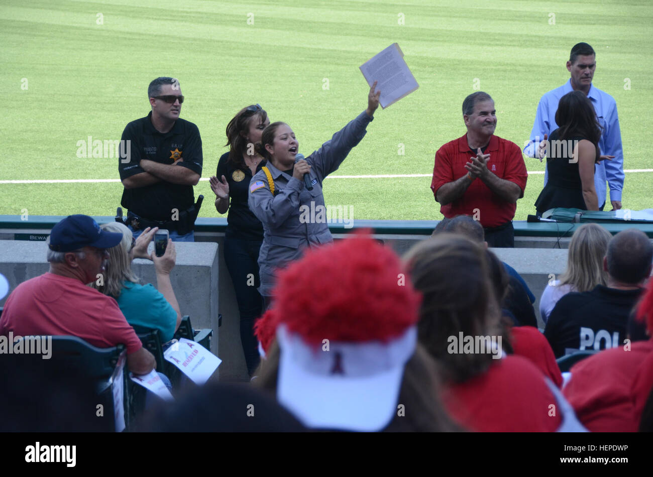 Cadet Gabriella Perez dà un gridare-out per i quadri e i suoi colleghi cadetti al California Guardia Nazionale della Gioventù Sunburst sfida Academy durante un giugno 1 gioventù anti-pista evento presso Angel Stadium di Anaheim. Sunburst mette la luce di nuovo in travagliate teens' occhi, Sunburst Accademia della Gioventù sta girando in vita intorno a 150601-A-AB123-002-AA Foto Stock