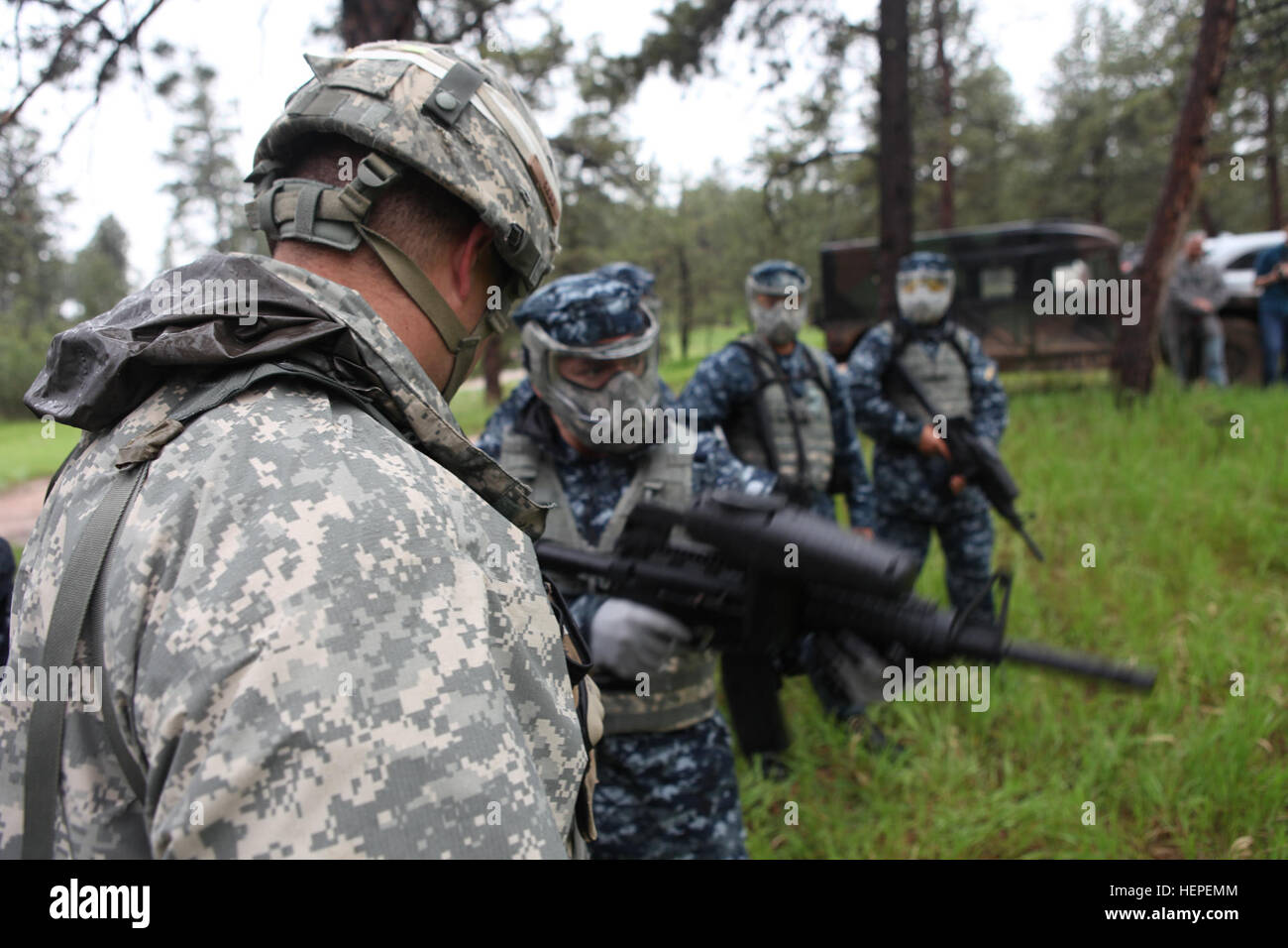 Stati Uniti Soldato dell'esercito della forza comune sede unità, South Dakota Guardia nazionale, prepara i marinai del Expeditionary struttura medica, Dallas 1, da Fort Worth Joint Air Force Base a Dallas, in Texas, per le operazioni militari sul terreno urbano (MOUT) corso a West Camp, Rapid City, S.D., 11 giugno 2015. Il Golden Coyote è un esercizio a tre fase basato su scenari esercizio condotta in Black Hills del Sud Dakota, combinando ogni partecipante del gruppo di caratteristiche uniche e le esperienze in un combinato di esercizio congiunto. (U.S. Esercito foto di Sgt. Phillip McTaggart/RILASCIATO) Golden Coyot Foto Stock