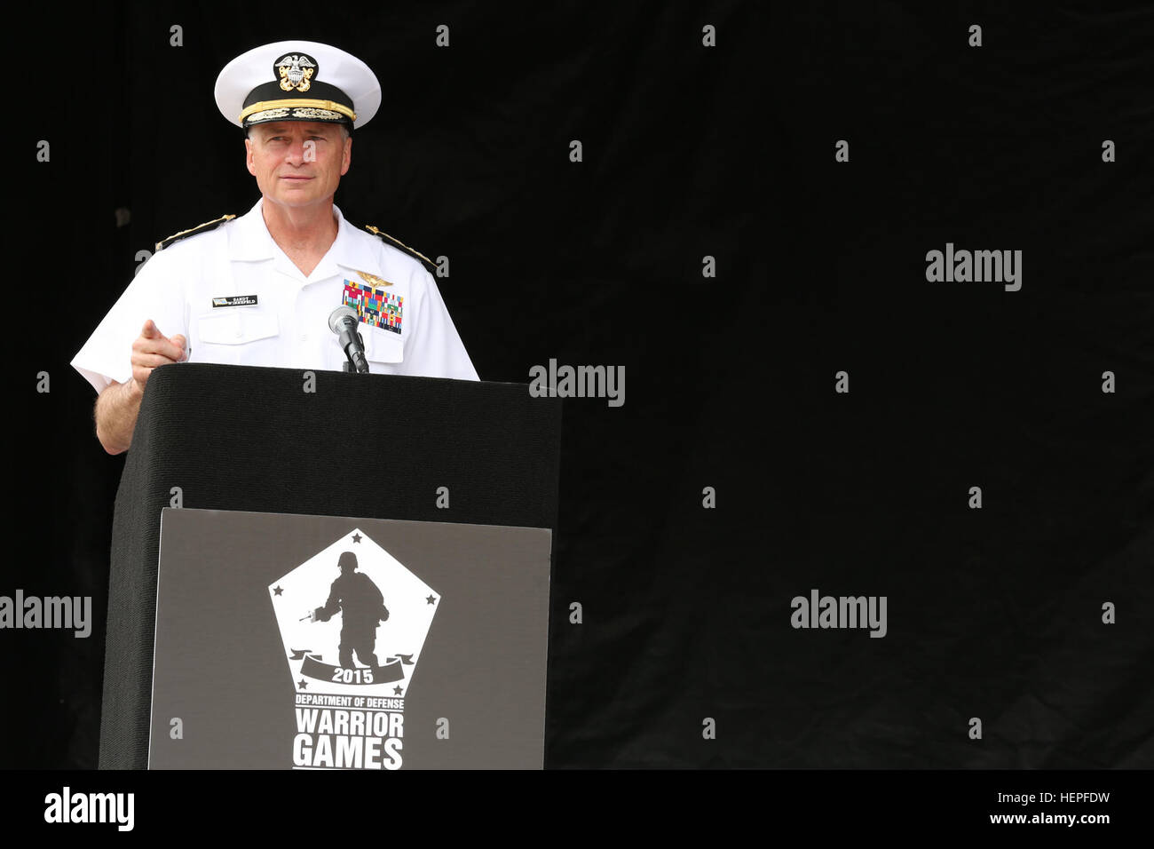 Admiral James A. Winnefeild, Jr., Vice Presidente del Comune di capi di Stato Maggiore, affronta la questione del Regno Unito e degli Stati Uniti e il veterano active duty atleti durante la cerimonia di apertura per il 2015 per il Dipartimento della Difesa Warrior giochi terrà presso il Museo Nazionale del Marine Corps, Triangolo, Virginia, 19 giugno 2015. Il 2015 DOD Warrior giochi sono detenute Giugno 19-28 su Marine Corps base Quantico, Virginia. I giochi sono un'adaptive competizione sportiva per i feriti e ammalati e feriti i membri del servizio e i veterani. Circa 250 atleti, in rappresentanza di squadre dell'esercito, Marine Corps, Marina, Air Force, speciale op Foto Stock