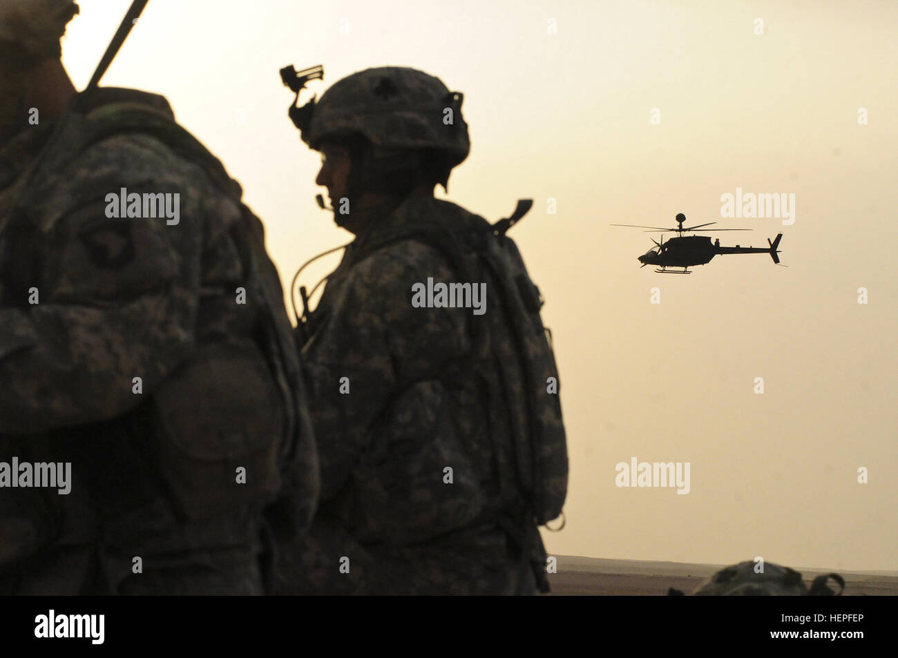 Un OH-58 Kiowa Warrior fornisce la sicurezza per forze di terra dal 1° Brigata Team di combattimento, 101st Divisione Aerotrasportata durante una joint air assault con la polizia irachena. Bastogne Sappers condotta multiforme, operazioni di controinsurrezione per fissare una volta irrequieta città di Tikrit e Owja 112386 Foto Stock