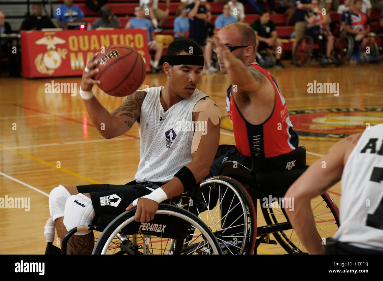 Stati Uniti Army Sgt. Blake Johnson, Bethesda, Md., tenta di passare la palla durante la riproduzione di una sedia a rotelle gioco di basket contro il Team forze armate britanniche durante il 2015 il Dipartimento della Difesa Warrior giochi al Barbiere Centro Fitness, su Marine Corps base Quantico, Va., 21 giugno 2015. Il 2015 DOD Warrior giochi sono detenute Giugno 19-28. I giochi sono un'adaptive competizione sportiva per i feriti e ammalati e feriti i membri del servizio e i veterani. Circa 250 atleti che rappresentano il team di esercito, Marine Corps, Marina, Air Force, il Comando Operazioni Speciali e le forze armate britanniche dovranno competere nel tiro con l'arco Foto Stock