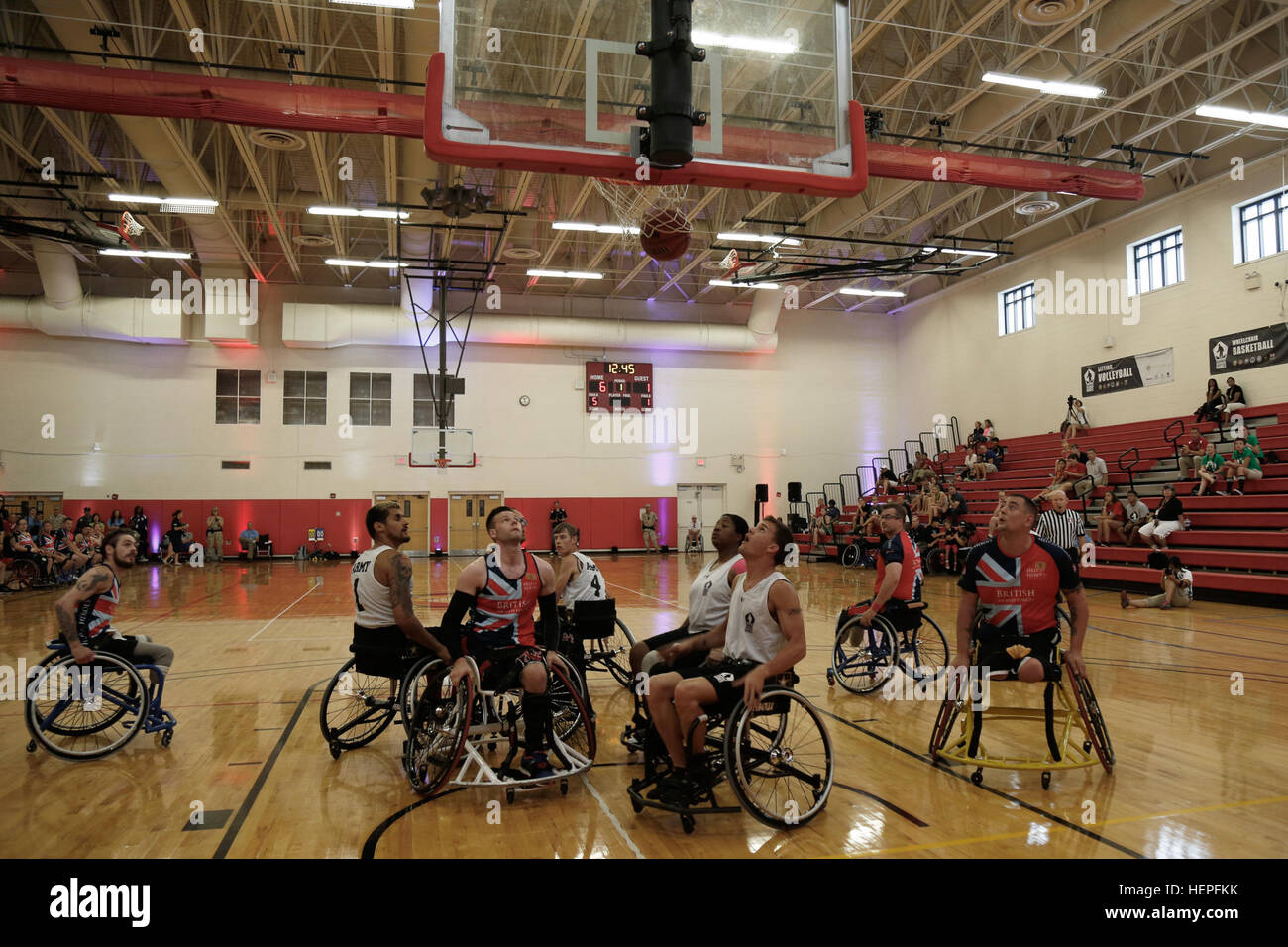 Gli Stati Uniti Il Veterano dell'esercito e active duty basket in carrozzella punteggio di squadra un cestello e di gareggiare in una sedia a rotelle gioco di basket contro il Team forze armate britanniche durante il 2015 il Dipartimento della Difesa Warrior giochi al Barbiere Centro Fitness, Marine Corps base Quantico, Va., 21 giugno 2015. Il 2015 DOD Warrior giochi sono detenute Giugno 19-28. I giochi sono un'adaptive competizione sportiva per i feriti e ammalati e feriti i membri del servizio e i veterani. Circa 250 atleti che rappresentano il team di esercito, Marine Corps, Marina, Air Force, il Comando Operazioni Speciali e le forze armate britanniche dovranno competere Foto Stock