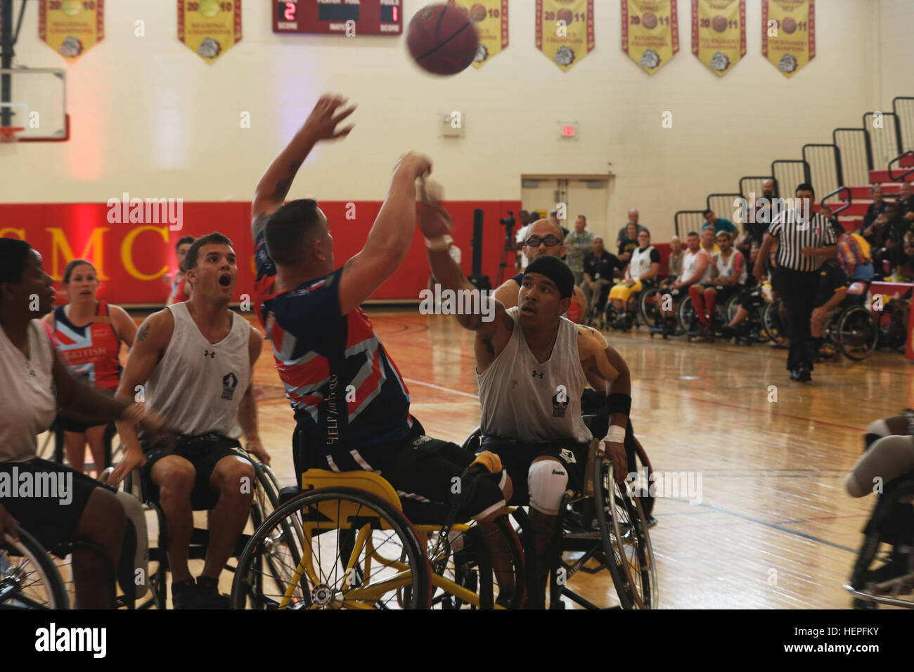 Stati Uniti Army Sgt. Blake Johnson, Bethesda, Md., tentativi di bloccare un colpo durante la riproduzione di una sedia a rotelle gioco di basket contro le forze armate britanniche durante il 2015 il Dipartimento della Difesa Warrior giochi al Barbiere Centro Fitness, su Marine Corps base Quantico, Va., 21 giugno 2015. Il 2015 DOD Warrior giochi sono detenute Giugno 19-28. I giochi sono un'adaptive competizione sportiva per i feriti e ammalati e feriti i membri del servizio e i veterani. Circa 250 atleti che rappresentano il team di esercito, Marine Corps, Marina, Air Force, il Comando Operazioni Speciali e le forze armate britanniche dovranno competere nel tiro con l'arco, Foto Stock