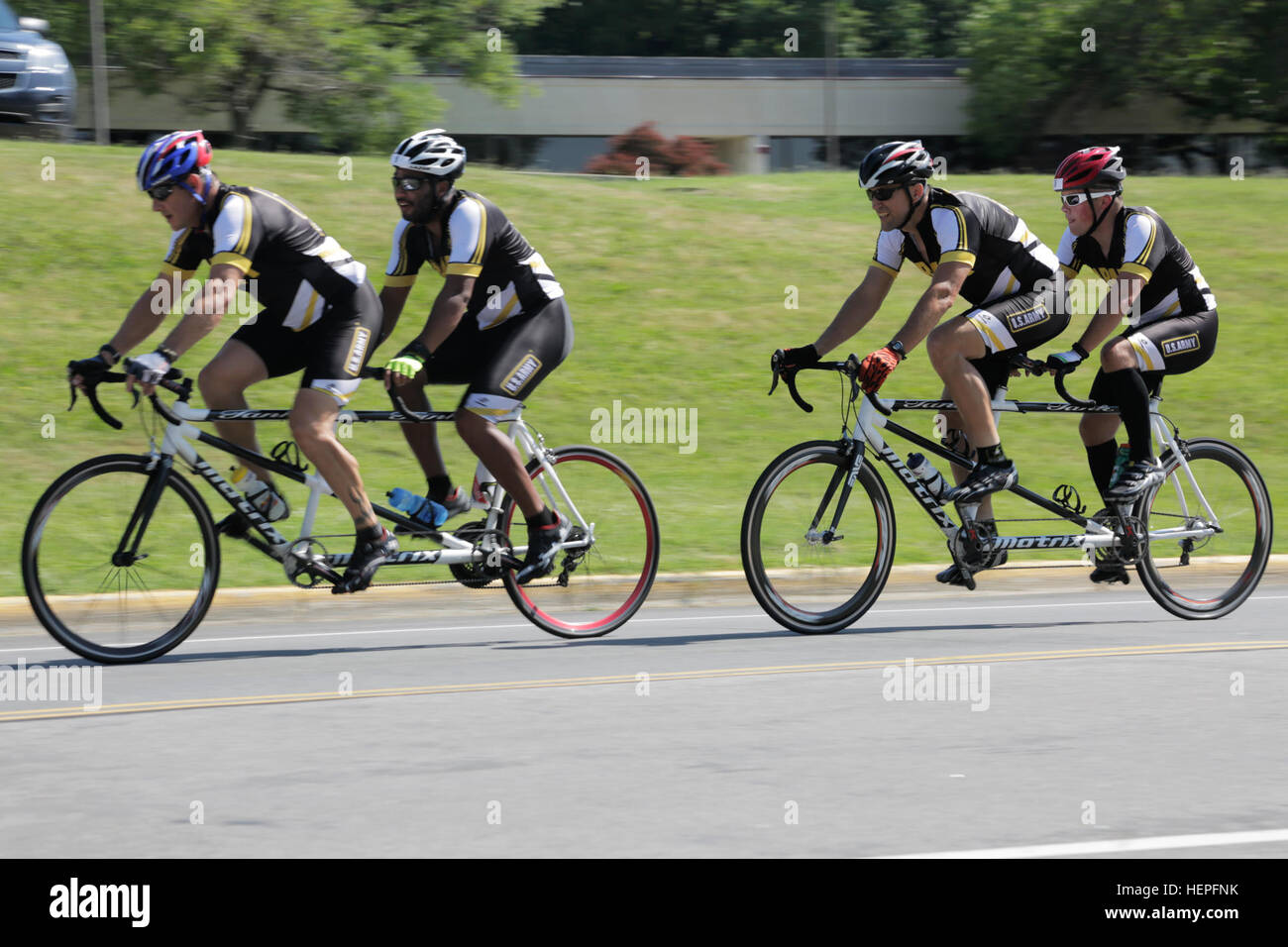 Stati Uniti Esercito dazio attivo e il veterano atleti competere nel tandem ciclismo concorrenza durante il 2015 il Dipartimento della Difesa Warrior giochi al Marine Corps base Quantico, Virginia, Giugno 21. Il 2015 DOD Warrior giochi sono detenute da giugno 19-28. I giochi sono un'adaptive competizione sportiva per i feriti e ammalati e feriti i membri del servizio e i veterani. Circa 250 atleti che rappresentano il team di esercito, Marine Corps, Marina, Air Force, il Comando Operazioni Speciali e le forze armate britanniche dovranno competere nel tiro con l'arco, ciclismo, tiro, seduta pallavolo, nuoto, Track & Field e basket in carrozzella Foto Stock