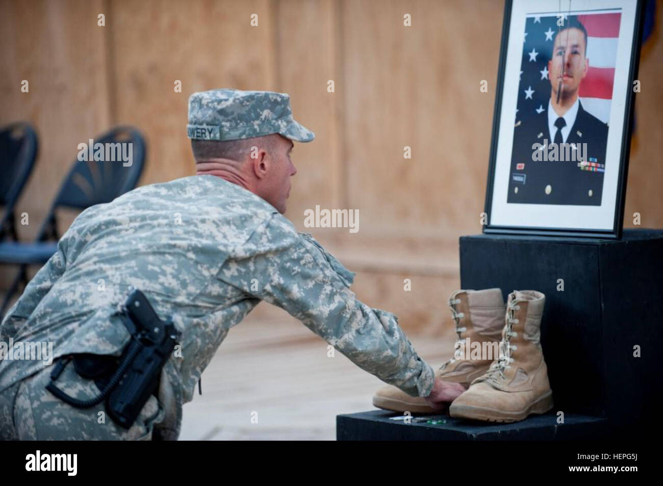 Stati Uniti Esercito Lt. Col. Charles Bowery, il comandante della Task Force Dragon, 4a combattere la Brigata Aerea, 4a divisione di fanteria, paga i suoi rispetti in avanti una base operativa Sharana 28 Maggio a U.S. Army Chief Warrant Officer 2 Christopher Thibodeau, un AH-64 Apache elicottero pilota che è stato ucciso durante la conduzione di una missione in provincia Paktika maggio 26. Bowery Thibodeau era il comandante prima che il pilota è stato assegnato a volare con TF Giocatore 4 della cabina 4, ID, attaccato alla TF Falcon, decimo cabina, decimo Mountain Div. TF giocatore ricordato pilota a livello FOB Sharana 409749 Foto Stock