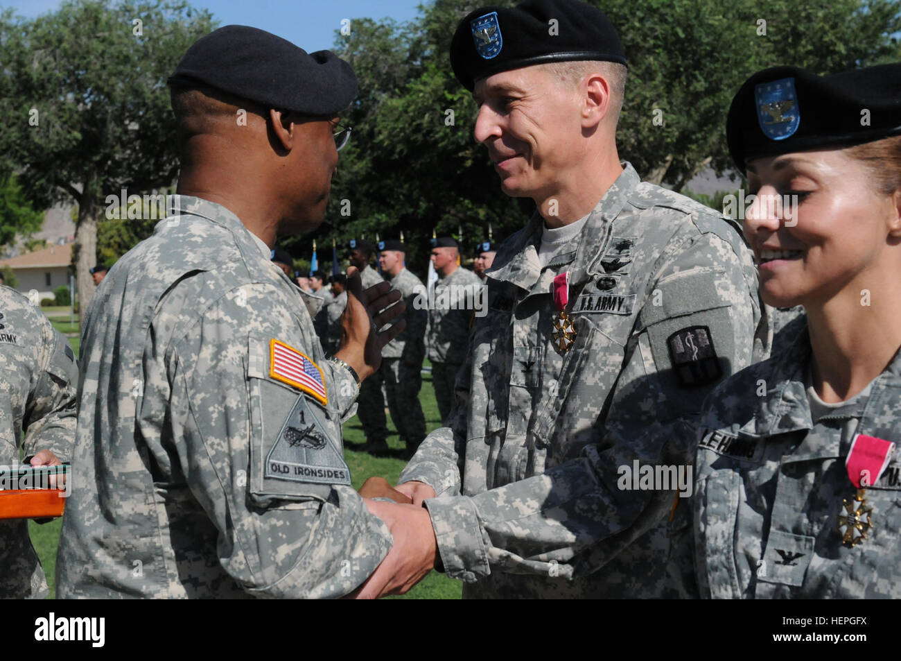 Col. Peter A. Lehning, comandante uscente della trentunesima combattere ospedale di supporto e Col. Lisa A. Lehning, in uscita vice comandante dei servizi del paziente a William Beaumont Army Medical Center riceve legione di merito premi durante la loro cerimonia di pensionamento presso il Memorial Campo a Fort Bliss, Texas, il 1 luglio. Lehning fu onorato al fianco di sua moglie, entrambi di ritirarsi dall'esercito con oltre 25 anni di servizio ogni. 31 CSH cambia il comando, colonnelli Lehning ritirarsi 150701-A-VT089-089 Foto Stock