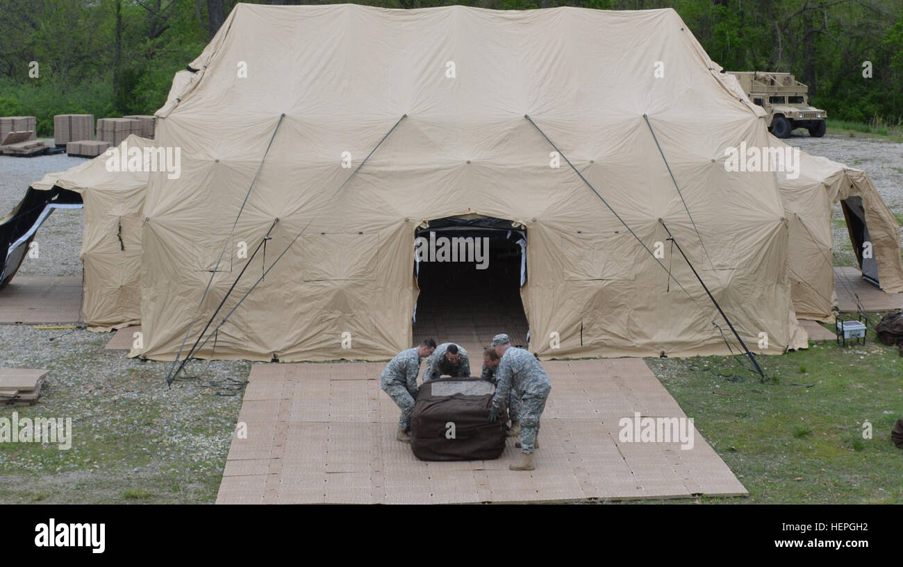 I soldati della Virginia la Guardia Nazionale di 116della brigata di fanteria combattere la squadra, assemblare un posto di comando sistema, giovedì 8 maggio 2014, a Fort Leavenworth, Kan. Il posto di comando sistema verrà utilizzato dai soldati di sede e Sede Società, 116IBCT, come essi condotta warfighter formazione presso la missione di addestramento complesso, Fort Leavenworth, Kan. La tenda-come sistema può essere raffreddata o riscaldata all'interno, a seconda di quali condizioni i soldati hanno bisogno durante il corso di formazione. Il modello più grande della tenda è disponibile in può essere assemblato in meno di tre ore da 10 a 12 soldati. (U.S. Esercito N Foto Stock