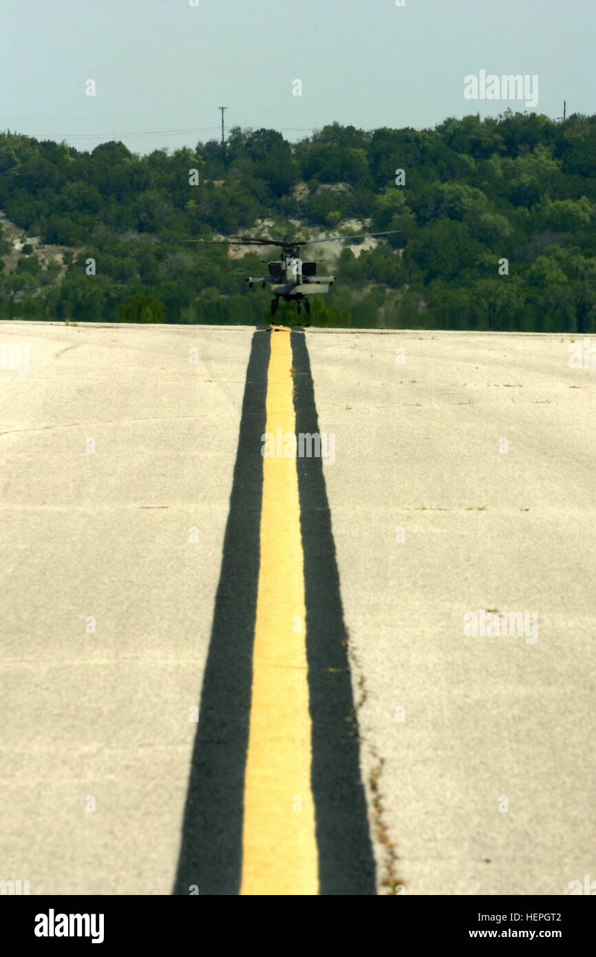 Un AH-64D attacco Apache elicottero dal primo 'attacco' Battaglione, 227th reggimento di aviazione, 1° aria brigata di cavalleria, 1a divisione di cavalleria, posiziona il puntatore del mouse alla fine di una pista di Robert Gray Army Air Field, Fort Hood in Texas, Agosto 26, 2008. Invece di due piloti all'interno del velivolo vi è solo un pilota che è volare un soldato di fortuna per una trentina di minuti di corsa. Un paio di Apache equipaggio capi e non-manutenzione troopers ha ottenuto la possibilità di una vita per ottenere un giro nel sedile anteriore dell'esercito di premier elicottero d'assalto, detto Baton Rouge, Louisiana, nativo Lt. Col. Charles Dalcourt, comandante del primo attacco. Messa a terra Foto Stock