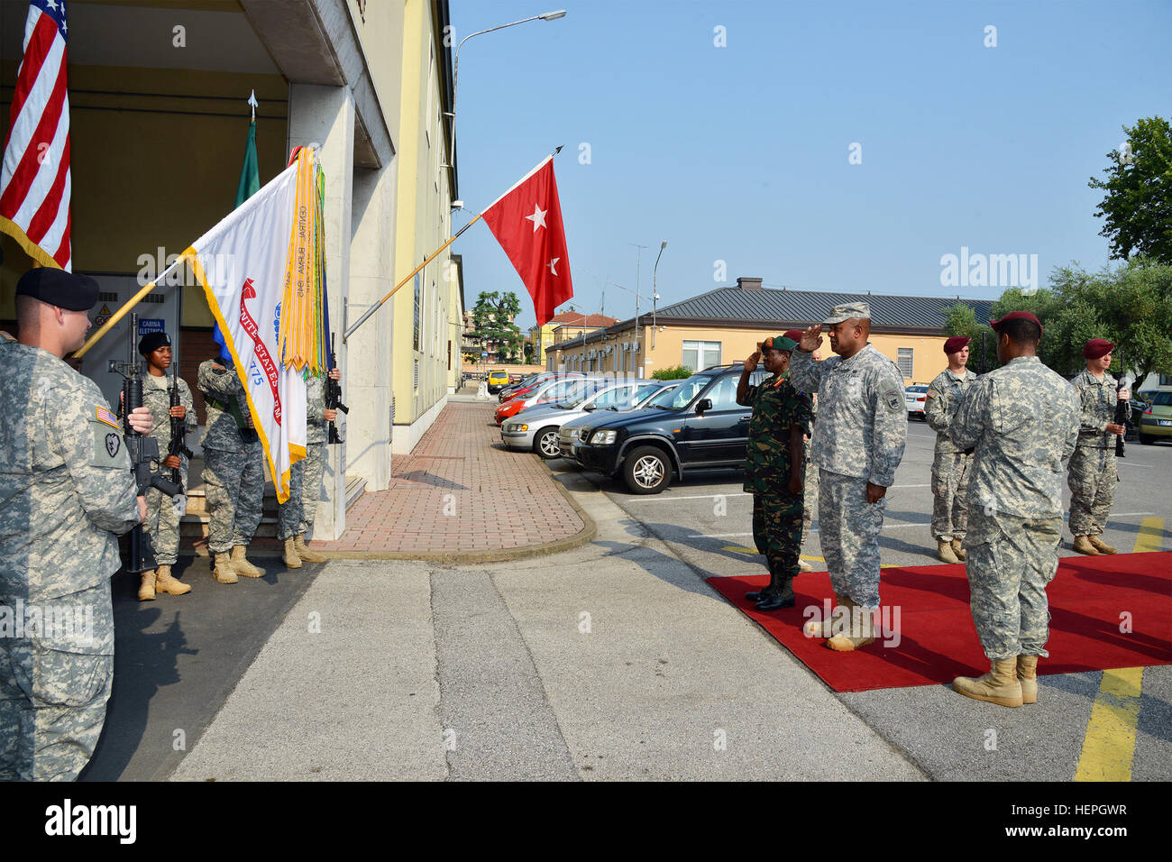 Il Mag. Gen. Salim Mustafa Kijuu, Terra comandante delle forze in Tanzania la difesa del popolo forza, con il Mag. Gen. Darryl A. Williams, U.S. Army Africa comandante generale, durante la visita alla Caserma Ederle a Vicenza, Italia, Luglio 7, 2015. (Foto di Visual Information Specialist Paolo Bovo) Il Mag. Gen. Salim Mustafa Kijuu visita alla Caserma Ederle a Vicenza, Italia, Luglio 7,2015 150707-A-JM436-045 Foto Stock