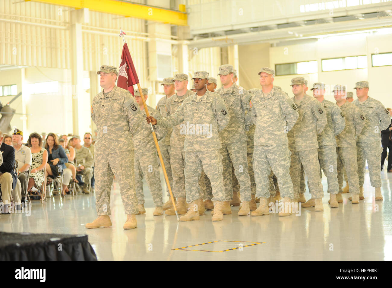 Stati Uniti Esercito Capt. Andrew Camponelli, comandante di distacco 1, società F 1/126th Aviation, porta la sua unità a casa dopo la loro distribuzione a sostegno dell'Operazione Enduring Freedom nel nuovo castello, Del., luglio 11, 2015. (U.S. Esercito nazionale Guard photo by Staff Sgt. James Pernol/RILASCIATO) Distacco 1, società F 1-126th Aviation benvenuti home 150711-A-GL773-638 Foto Stock