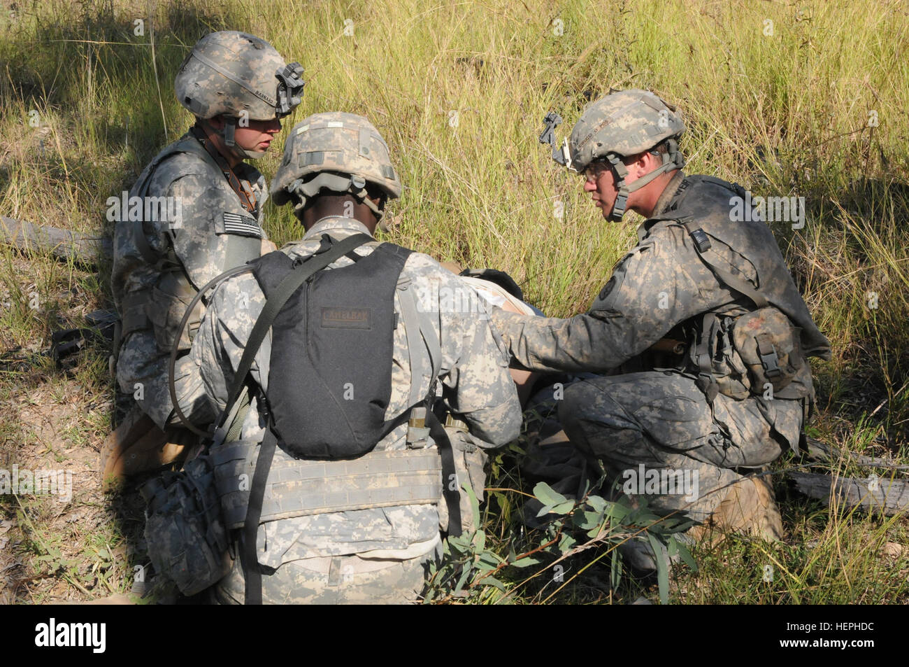 I soldati assegnati al 2° Battaglione, 27 Reggimento di campo, 3° Brigata Team di combattimento, XXV divisione di fanteria, simulato banadge shrapnel ferite sul retro di un altro soldato a Shoalwater Bay Area Formazione, Australia durante il talismano di Saber 15 il 14 luglio 2015. (U.S. Esercito foto di Sgt. Brian C. Erickson, 3° Brigata Combat Team Public Affairs Office) la formazione medica 150714-A-CJ175-023 Foto Stock