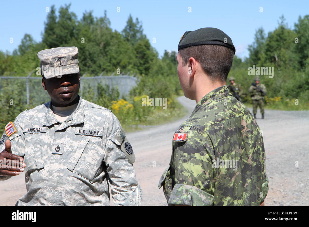 Sgt. 1. Classe Oniel Murray del Fort Leonard Wood, Mo., 1° Brigata ingegneri discute le differenze nelle tecniche di insegnamento con il suo omologo canadese, forze armate canadesi sergente Corey Struss presso le forze canadesi scuola di ingegneria militare (CFSME) a forze canadesi Gagetown di base in New Brunswick, Canada, come parte di un istruttore per iniziativa di scambio tra gli Stati Uniti e l CFSME, capeggiate da 1 ingegneri dei vigili del fuoco. Esercito brigata di riserva uno scambio di idee con omologhi canadesi 150729-A-KD890-378 Foto Stock