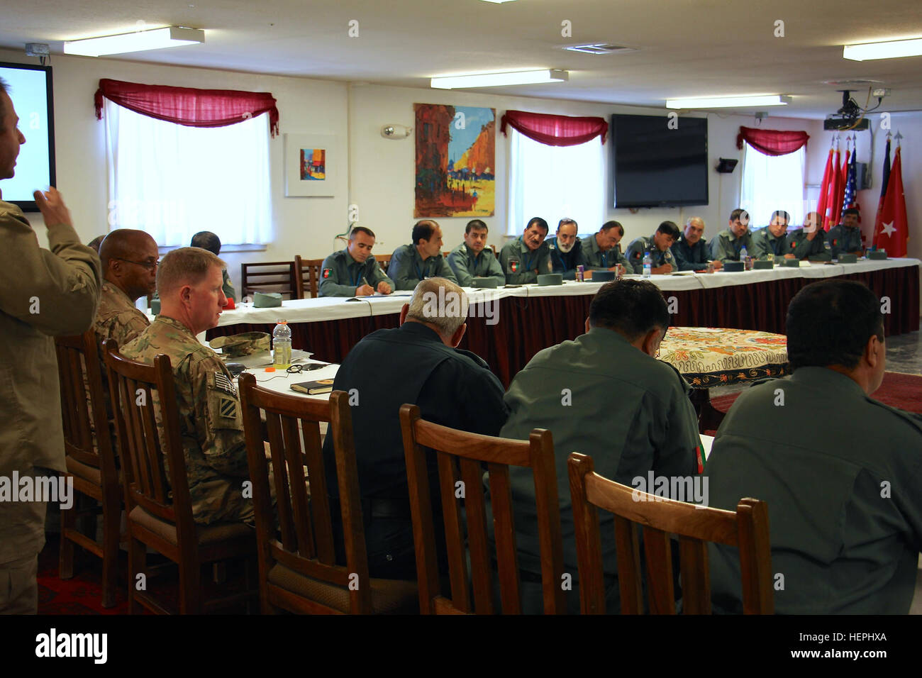 I leader e i consulenti dal treno consigliare assistere Command-East frequentato una cauzione shura a Bagram Air Field con polizia afgana dipendenti dalle province di Afghanistan orientale, 29 luglio 2015. Gli Stati Uniti e i funzionari afghani soddisfatti collettivamente come un gruppo per discutere delle operazioni di protezione e i problemi nella regione, e ha anche fatto irruzione in piccoli gruppi per i colloqui di profondità su specifiche aree di interesse quali la logistica e questioni di genere. Sicurezza consentire shuras TAAC-e consiglieri per aiutare le forze di polizia afgane continuano a perfezionare i loro sistemi e processi in uno sforzo per portare una maggiore sicurezza per la popolazione della regione. (U.S. Un Foto Stock