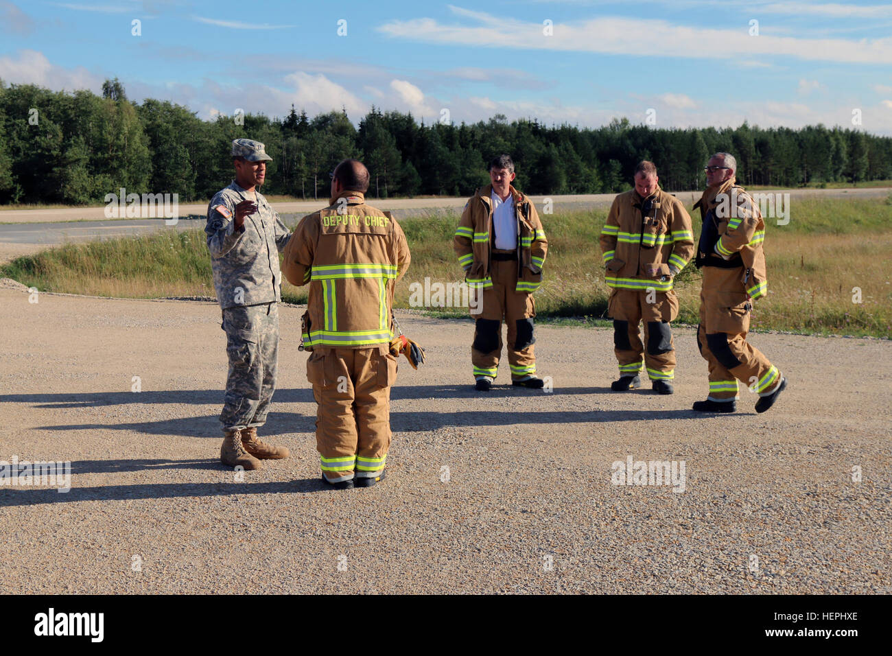 Esercito Capt. Matthew D. orgoglio, piombo planner per esercitare una rapida risposta 15, multinazionale comune centro Readiness, discute i piani di sicurezza con i vigili del fuoco tedesco prima di eseguire il test del recentemente riemersi ed esteso a breve decollo atterraggio a Hohenfels Area Formazione, 29 luglio. Coordinamento Interagenzie durante gli esercizi a Hohenfels aiuta a costruire relazioni tra militari degli Stati Uniti e le agenzie locali, la creazione di efficaci esercizi per un addestramento realistico. (U.S. Foto dell'esercito da Staff Sgt. Jerry Boffen, 130Affari pubblici distacco, Connecticut National Guard) Hohenfels Area Formazione cl Foto Stock