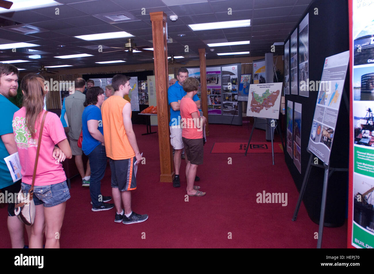 I visitatori guardano visualizza informazioni su STATI UNITI Esercito di ingegneri del distretto di Nashville, Grandi Laghi e il fiume Ohio divisione e la Tennessee Valley Authority a bordo della nave in Mississippi durante un tour di pubblico della nave attraccata a Ross di sbarco a Chattanooga, Tennessee, 7 Agosto, 2015. La M/V Mississippi spende più di 90 percento del suo tempo come un lavoro di towboat, chiatte in movimento, le attrezzature e i materiali di consumo nella parte inferiore del fiume Mississippi. La M/V Mississippi, costruito nel 1993 da Halter Marine, è il quinto Esercito di ingegneri towboat a recare il nome. È il più grande towboat diesel nel Regno Foto Stock