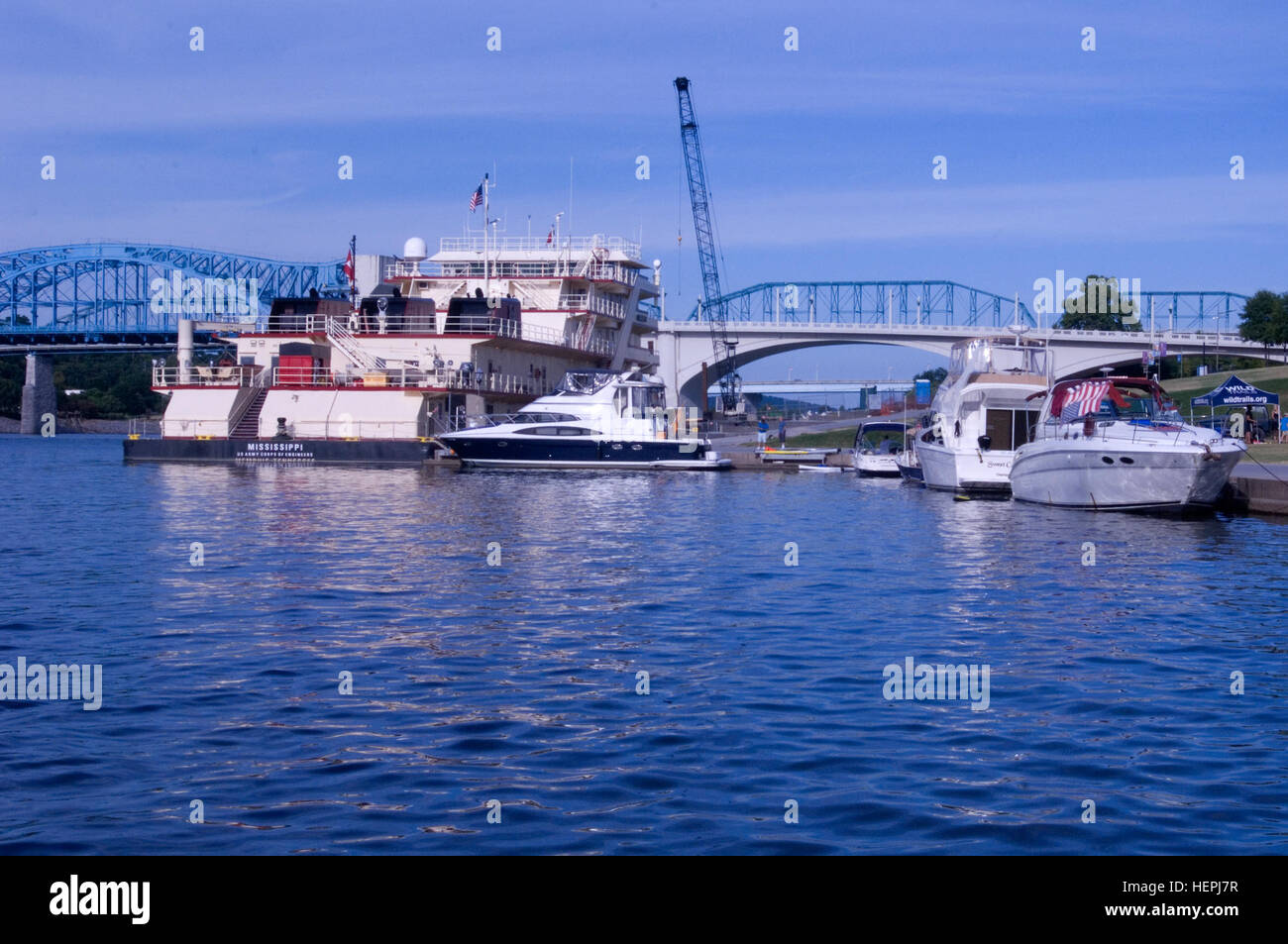 La motonave Mississippi è ancorata a Ross di sbarco a Chattanooga, Tennessee, e il Agosto 8, 2015. La M/V Mississippi spende più di 90 percento del suo tempo come un lavoro di towboat, chiatte in movimento, le attrezzature e i materiali di consumo nella parte inferiore del fiume Mississippi. La M/V Mississippi, costruito nel 1993 da Halter Marine, è il quinto Esercito di ingegneri towboat a recare il nome. È il più grande towboat diesel negli Stati Uniti a 241-piedi lungo di 58 piedi largo e cinque storie di alta. Tre 2.100 cavalli di potenza motori diesel power la nave. La nave è la U.S. Esercito di ingegneri più grande towboat diesel e Foto Stock