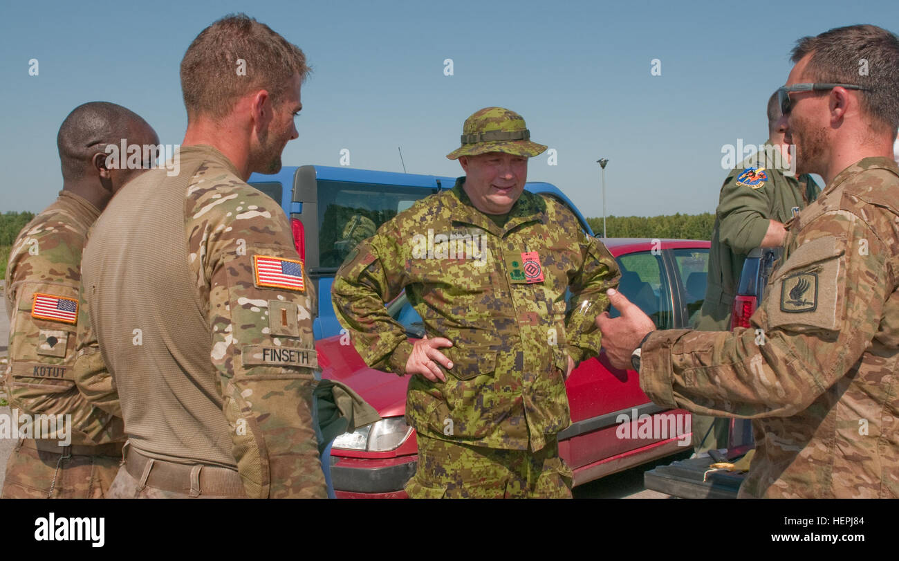 Brig. Gen. Meelis Kiili, comandante della difesa estone League incontra con gli Stati Uniti Esercito di soldati destinati Company, 2° Battaglione, 503rd Reggimento di Fanteria, 173rd Airborne Brigade Combat Team in seguito il loro completamento dell'Admiral Pitka Recon sfida il Agosto 8, al Lago Tamula a Voru, Estonia. La sfida Pitka è una dura competizione in cui i partecipanti travel 150km attraverso la fitta vegetazione a vari punti, questo anno otto paesi della NATO si sono riuniti in Estonia a competere. (U.S. Esercito Foto di Sgt. Juana M. Nesbitt, xiii Affari pubblici distacco) alleati della NATO si uniscono per Pitka sfida Foto Stock