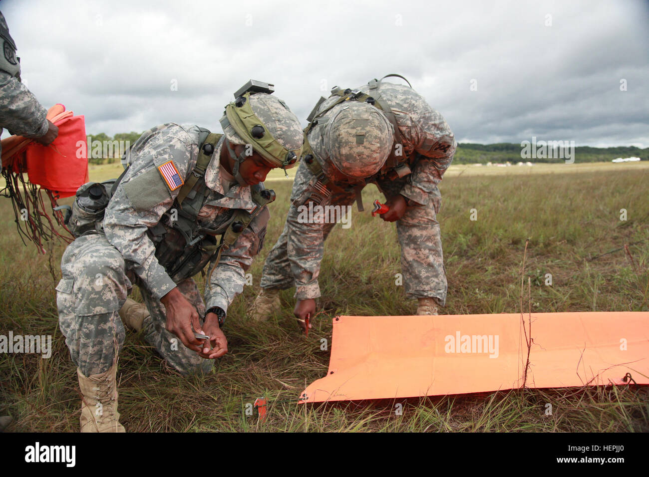 Stati Uniti I soldati dell esercito con il 824th Quartermaster Company (Pesante Airdrop alimentazione), impostare segnale visivo (VS-17) pannelli per le operazioni di volo durante la lotta contro la formazione di alimentazione Esercizio (CSTX) 86-15-03 a Fort McCoy, Wis., 20 Agosto, 2015. 84Comando di formazione del terzo e ultimo CSTX dell'anno ospitata dalla 86a Divisione di formazione a Fort McCoy, Wis., è un multi-componente e uno sforzo congiunto allineato con altri componenti di riserva esercizi compresi Saber diamante, il Drago Rosso, Trans guerriero esportabile e combattere la capacità di formazione. (U.S. Esercito foto di PFC. James Turner/RILASCIATO) CSTX 86-15-03 150820 Foto Stock