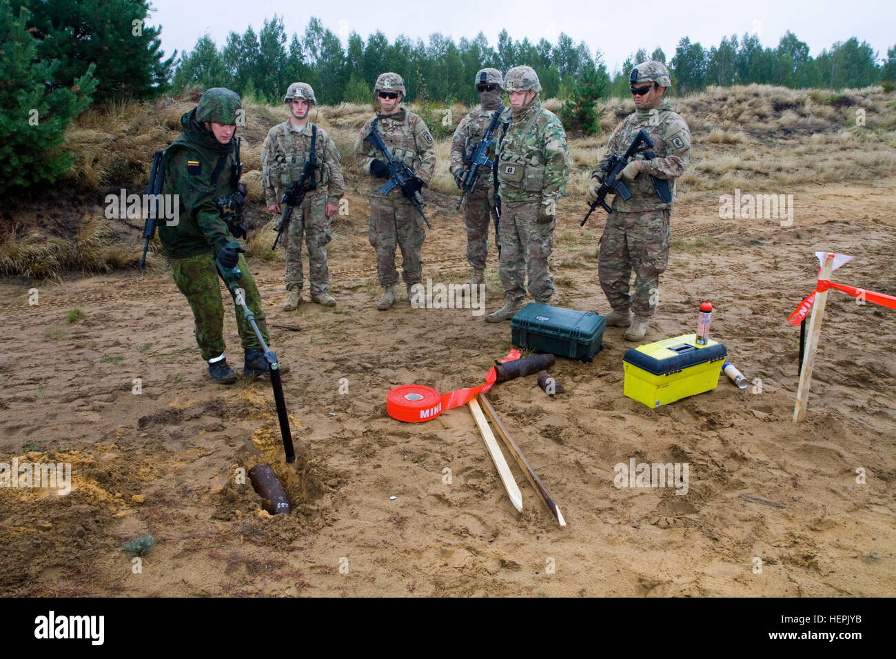 Il lituano Forze terrestri Cpl. Nerijus Zvalionis, nativo di Kedainiai ed esplosivo ordinanza esperto di smaltimento assegnato all'Juozas ingegnere Vitkus battaglione, dimostra come utilizzare un dragamine chiamato "marmotta" per individuare un guscio inesplose NEGLI STATI UNITI. Paracadutisti dell'esercito assegnato alla società di cane, 1° Battaglione, 503rd Reggimento di Fanteria, 173rd Brigata Aerea, durante l'esercizio fisico e ingegnere Thunder 2015 tenutosi presso il Grande Hetman lituano Radvila Jonusas reggimento di formazione, in Rukla, Lituania, Sett. 9, 2015. I soldati del 173rd Brigata Aerea sono parte di Operazione Atlantic risolvere, un ongo Foto Stock