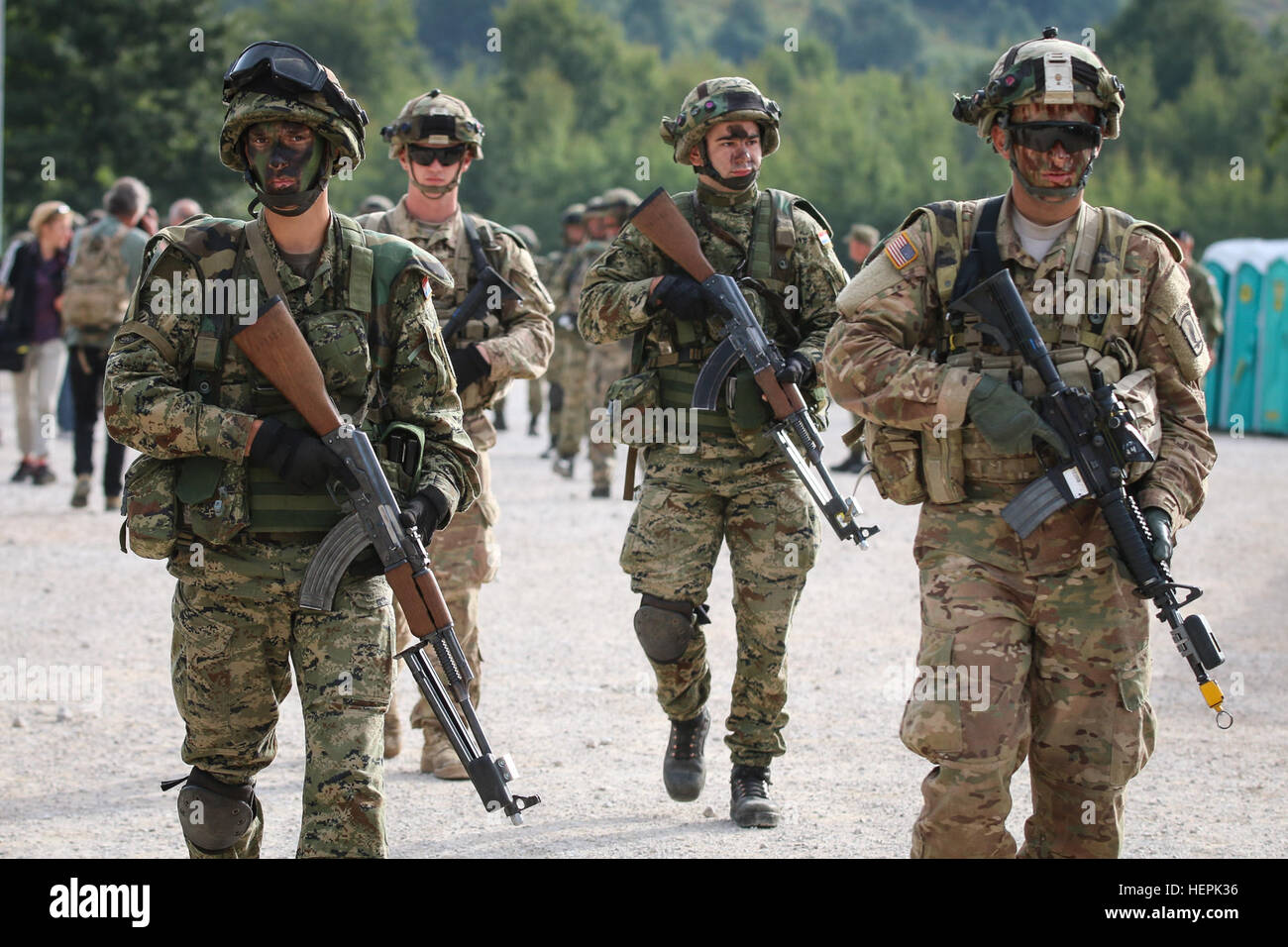 Stati Uniti Esercito e soldati croati avviare marciare nel campo per un allenamento situazionale lane durante la risposta immediata 15 in Slunj, Croazia. Risposta immediata 15 è una multinazionale, vigili del livello, posto di comando esercizio utilizzando computer assisted simulazioni e formazione sul campo di esercizi in Croazia e Slovenia. Le esercitazioni e simulazioni sono costruite su una decisa azione scenario di base e sono progettati per migliorare la stabilità regionale e rafforzare la capacità del partner e migliorare l'interoperabilità. Voce fuori campo 150914-A-WB953-203 Foto Stock