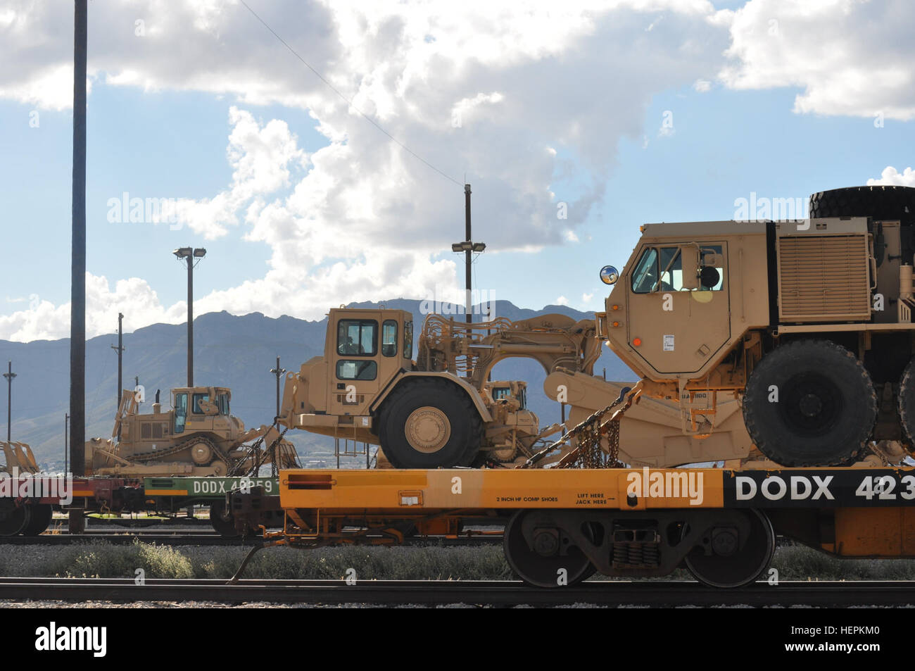 Da sinistra a destra, un bruco T9, bulldozer Caterpillar 621B raschiatore, e una pesante Mobilità Estesa Tactical carrello M984 wrecker sedersi su tre diversi treni caricati e pronti per il viaggio via ferrovia da Fort Bliss rail operations center per il porto di Beaumont, Texas, il 22 ottobre. Gli ingegneri dell'esercito completare massiccio movimento logistico 151022-A-CX902-006 Foto Stock