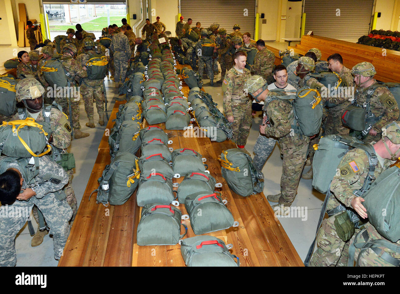 Stati Uniti i paracadutisti con 173rd Airborne Brigade don i loro paracadute, Ottobre 29, 2015 in preparazione per le operazioni di volo a Giulietta nella zona di caduta, Pordenone, Italia. Il 173rd Brigata aerea è l'esercito di contingenza Forza di risposta in Europa, in grado di proiettare le forze di pronto ovunque negli Stati Uniti Unione, Africa o comandi centrali aree di responsabilità entro 18 ore. (U.S. Esercito foto di Visual Information Specialist Paolo Bovo/RILASCIATO) Airborne funzionamento 151029-A-JM436-035 Foto Stock