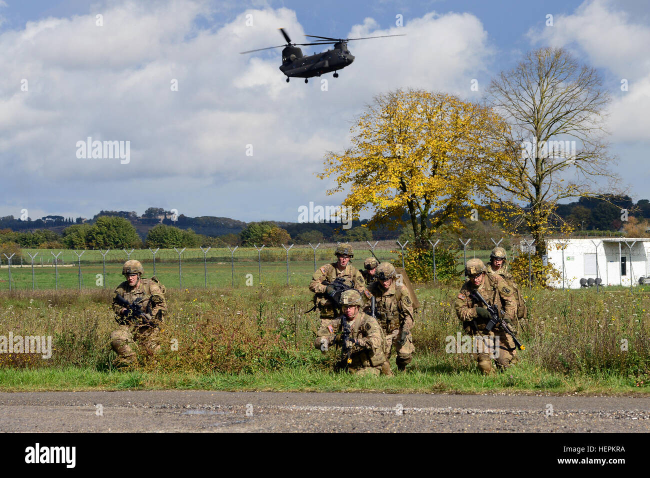 U.S. paracadutisti assegnato al 2° Battaglione, 503rd Reggimento di Fanteria, 173rd Brigata Aerea e dell'esercito italiano soldati di Folgore Brigata stanno conducendo un assalto dell'aria di funzionamento da un CH 47 elicottero a Ampugnano aeroporto, Siena, Italia, durante la Mangusta 15 Esercizio, 26 ottobre, 2015. (Foto di Elena Baladelli/RILASCIATO). Mangusta 15 151029-A-II094-075 Foto Stock