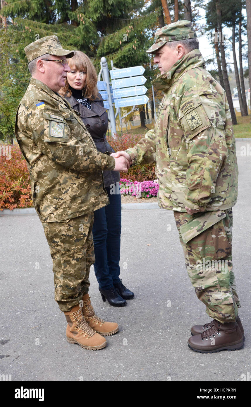 Lt. Gen. Pavlo Tkachuk, ucraino esercito nazionale Academy commander, saluta e accoglie con favore gen. Mark A. Milley, capo di stato maggiore dell esercito, Ott. 29 durante la sua visita per il mantenimento della pace internazionale e la sicurezza Centro vicino Yavoriv, Ucraina. Paracadutisti da 173rd Brigata Aerea sono in Ucraina per treno Ucraina la neo-costituita la guardia nazionale come parte di intrepida custode, che è il programma per ultimo a novembre. (U.S. Foto dell'esercito da Staff Sgt. Adriana Diaz-Brown, decimo premere Camp Headquarters) Noi capo del personale dell'esercito visite intrepido custode sito formazione 151029-A-BR501-030 Foto Stock