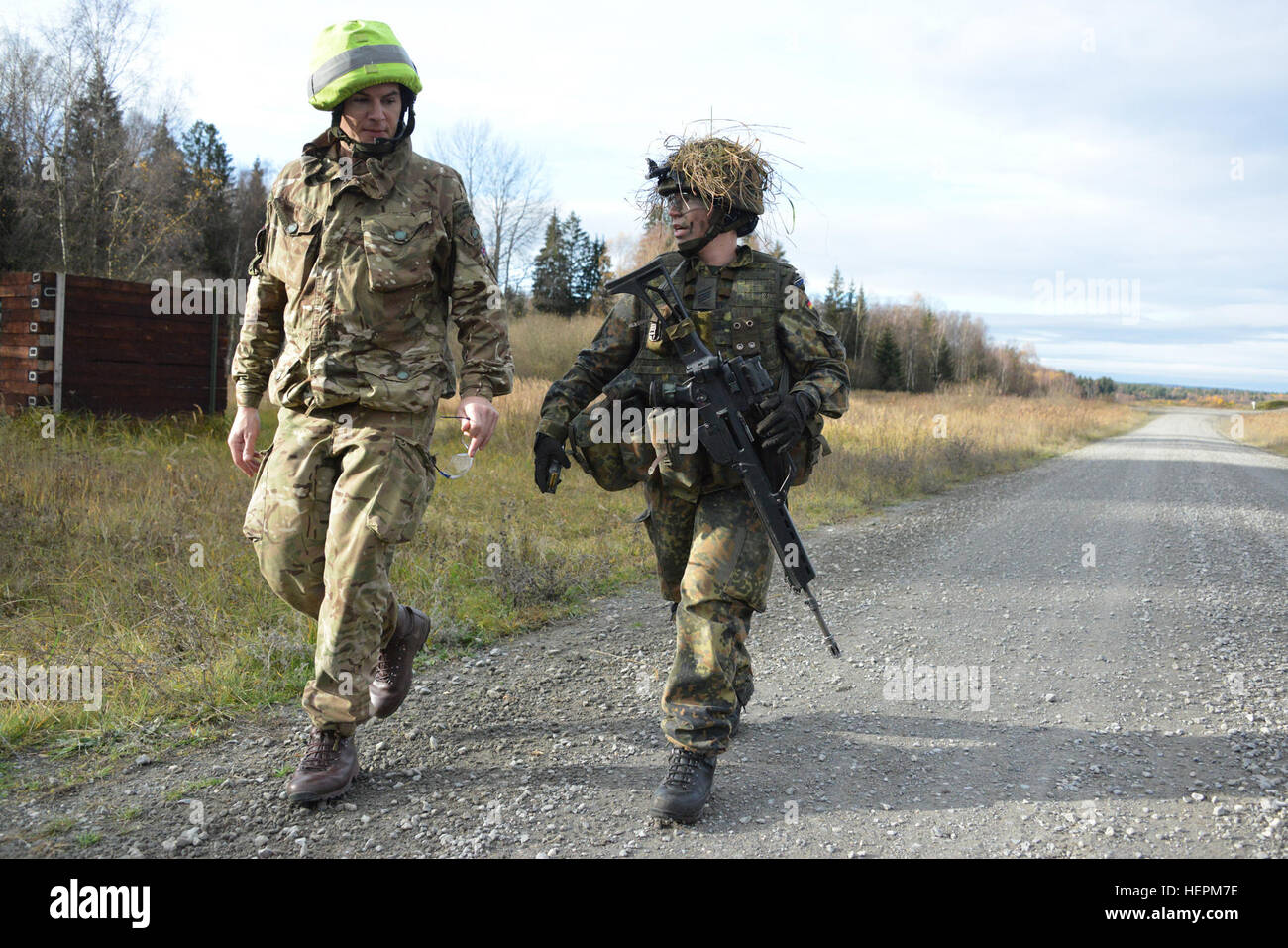 Un soldato tedesco (secondo da sinistra), assegnato alla fanteria a Hammelburg Training Center, parla con il suo istruttore dopo una lotta contro la formazione operativa al fianco di esercito britannico Royal Military Academy Sandhurst cadetti durante l'esercizio Dynamic vittoria al settimo esercito multinazionale comune di formazione del comando di Grafenwoehr Area Formazione, Germania, nov. 10, 2015. L'esercizio è il campo finale per esercitare Sandhurst cadetti prima che diventino sottufficiali dell'esercito britannico. (U.S. Esercito foto di Visual Information Specialist Gertrud Zach/RILASCIATO) esercito britannico Royal Military Academy Sandhurst, Exerci Foto Stock