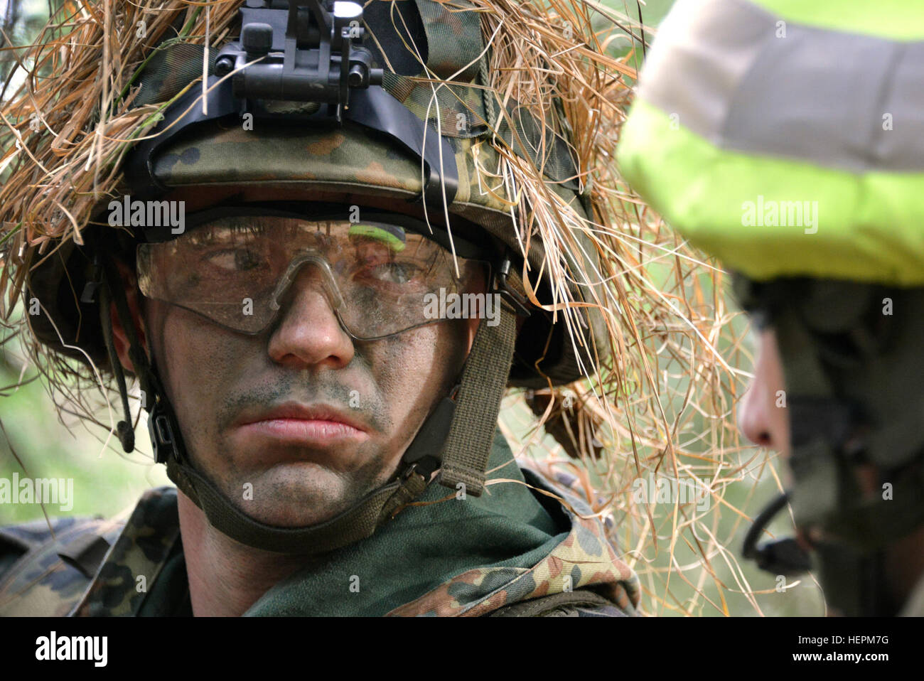 Un soldato tedesco (sinistra), assegnato alla fanteria a Hammelburg Training Center, ascolta il suo istruttore durante un combattimento formazione operativa al fianco di esercito britannico Royal Military Academy Sandhurst cadetti durante l'esercizio Dynamic vittoria al settimo esercito multinazionale comune di formazione del comando di Grafenwoehr Area Formazione, Germania, nov. 10, 2015. L'esercizio è il campo finale per esercitare Sandhurst cadetti prima che diventino sottufficiali dell'esercito britannico. (U.S. Esercito foto di Visual Information Specialist Gertrud Zach/RILASCIATO) esercito britannico Royal Military Academy Sandhurst, Esercizio Dynami Foto Stock