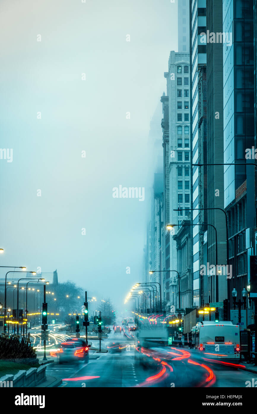 Città Street scena al crepuscolo, Chicago, Illinois, Stati Uniti Foto Stock