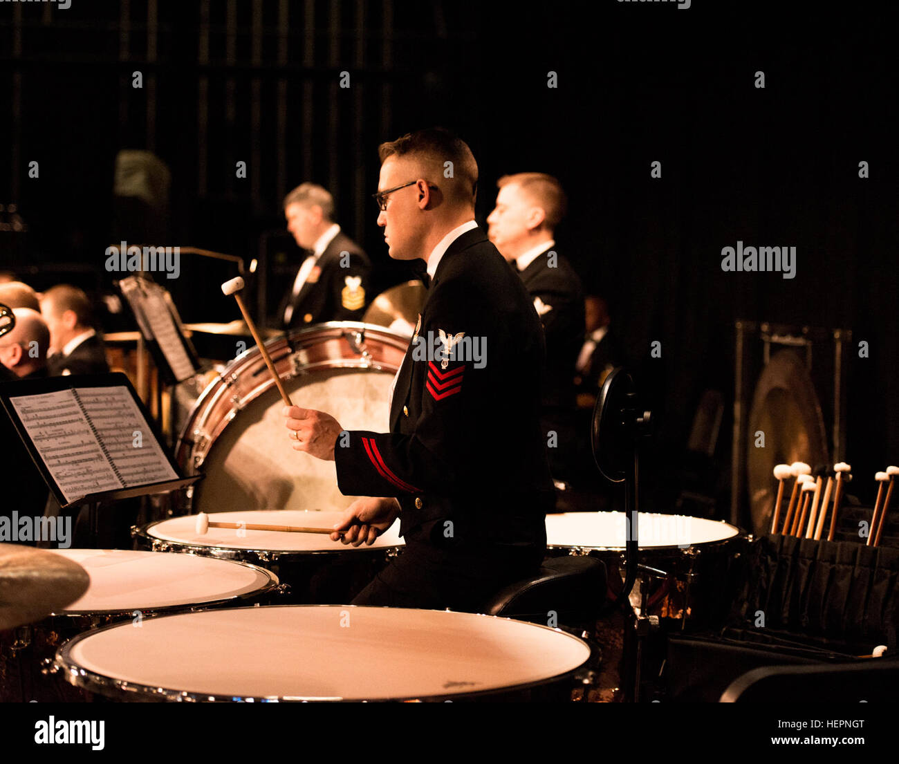 MECHANICSBURG, PA (feb. 23, 2016) musicista di prima classe Niehoff Jason, timpanist della marina degli Stati Uniti di banda, effettua a Cumberland alta valle della scuola di Performing Arts Center di Mechanicsburg, Pa. U.S. La banda della marina militare è su un 25-giorno del tour del nordest degli Stati Uniti. (U.S. Navy foto di Chief Musician Melissa Vescovo/RILASCIATO) 160223-N-NW255-027 1 (25219144936) Foto Stock