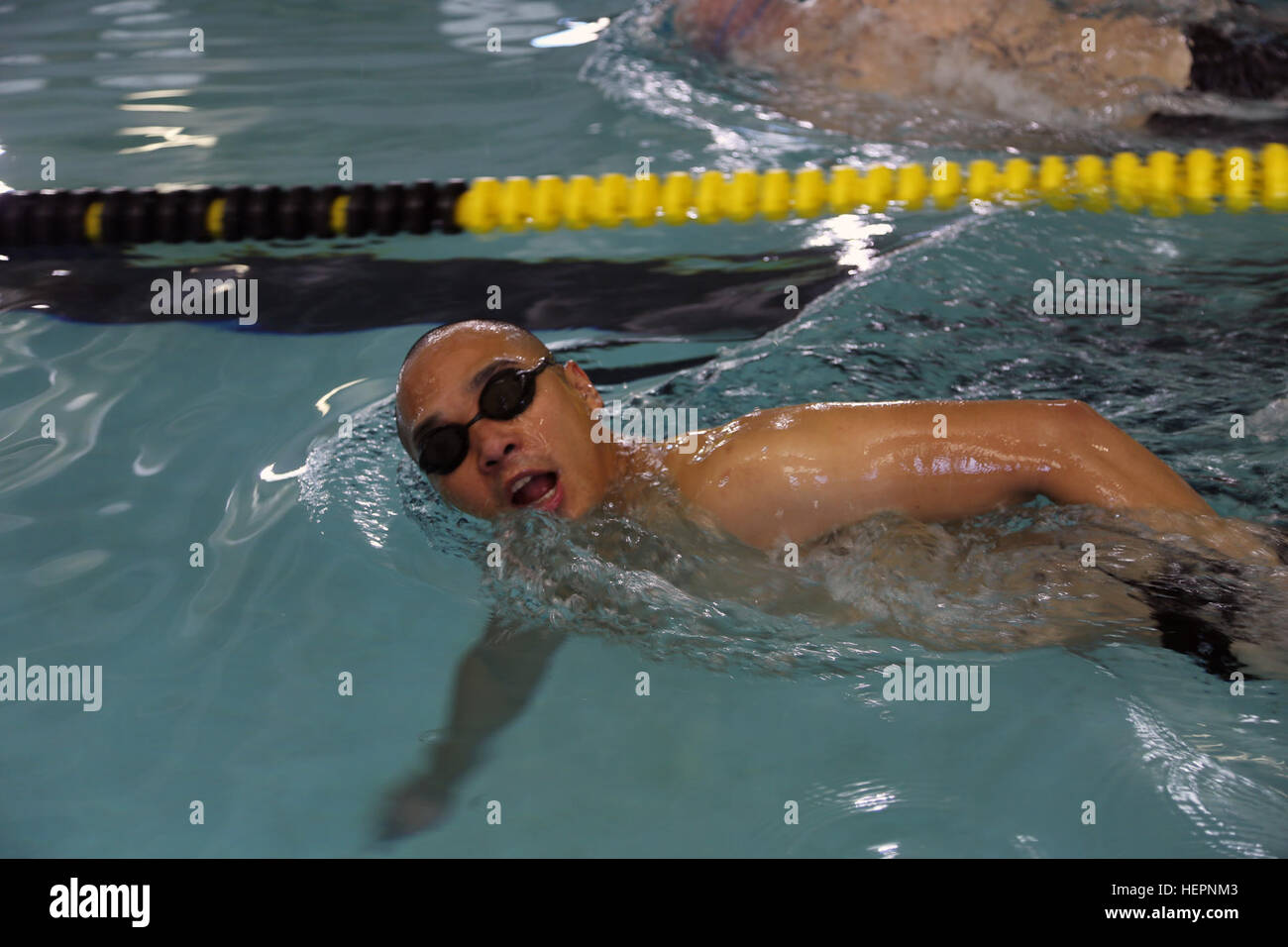 Stati Uniti Esercito 1Lt. Thomas Marinas pratica la sua tecnica di nuoto al Aquatics Training Center, Fort Bliss, Texas., 28 febbraio, 2016. Più di 100 feriti e ammalati e feriti i soldati e i veterani sono a Fort Bliss per treno e competere in una serie di eventi sportivi tra cui tiro con l'arco, ciclismo, tiro, seduta pallavolo, piscina, pista e sul campo e basket in carrozzella. Sentieri dell'esercito, marzo 6-10, sono condotti dal Dipartimento della Difesa Warrior giochi esercito 2016 Team, circa 250 atleti, in rappresentanza di squadre dell'esercito, Marine Corps, Marina, Air Force, il Comando Operazioni Speciali e t Foto Stock