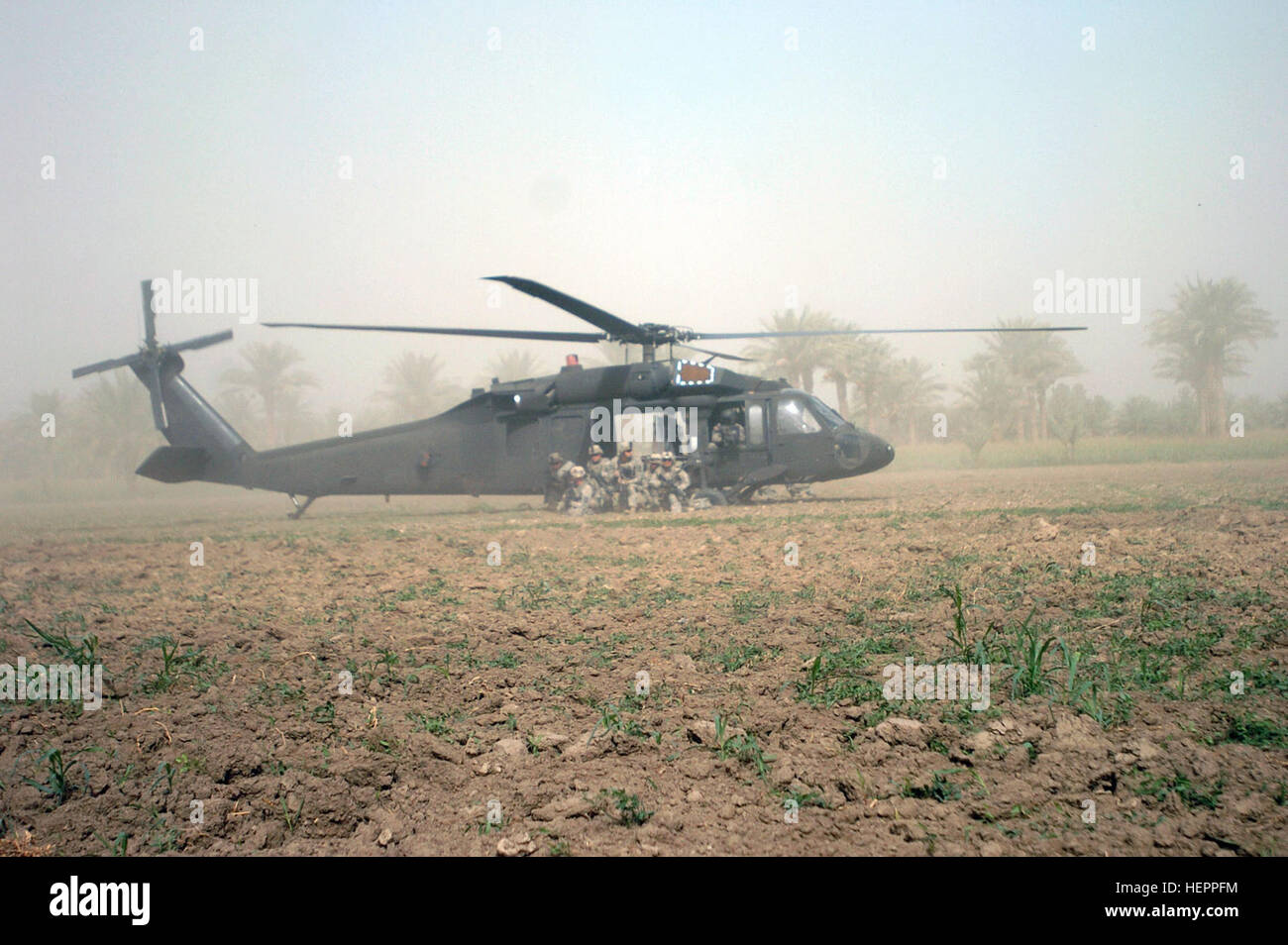 La polizia irachena e soldati con la società A, 3° Battaglione, 187th Reggimento di Fanteria, 3° Brigata Team di combattimento, 101st Airborne Division (Air Assault), terra in Albu Issa attraverso UH-60 Black Hawk elicotteri, inizio operazione Pell punto, un combinato air assault progettato per stabilire la polizia irachena presenza nella zona, Sett. 17, 2008. Funzionamento Pell il punto stabilisce la polizia irachena in presenza Albu Issa 116508 Foto Stock
