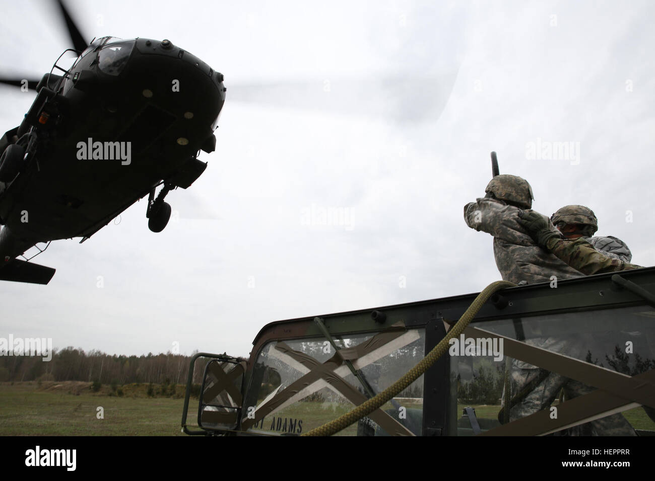 Stati Uniti I soldati del xviii contro il supporto del battaglione di supporto, xvi supporto brigata, XXI Theatre supporto comando eseguire un collegamento a terra delle procedure durante la conduzione di una imbracatura operazione di carico con un UH-60 Black Hawk elicottero durante l'esercizio Saber Junction 16 presso l'U.S. Dell'esercito multinazionale comune Readiness Center (JMRC) in Hohenfels, Germania, Aprile 8, 2016. Saber 16 di giunzione è la U.S. Esercito dell'Europa 173rd Airborne della brigata Combat training center esercizio di certificazione, che si svolge presso il JMRC in Hohenfels, Germania, Mar. 31-Apr. 24, 2016. Questo esercizio è progettato per valutare la predisposizione Foto Stock