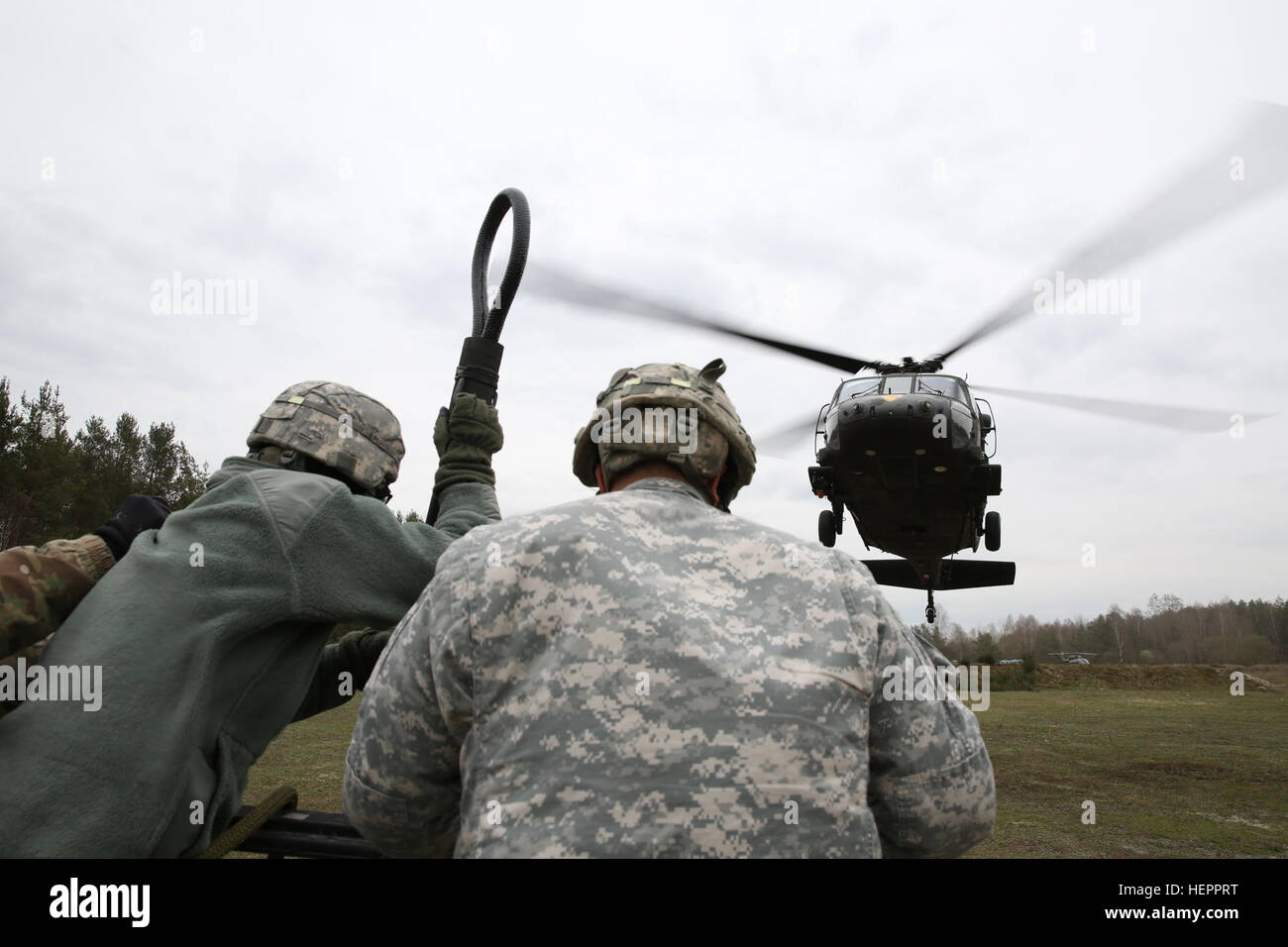 Stati Uniti I soldati del xviii contro il supporto del battaglione di supporto, xvi supporto brigata, XXI Theatre supporto comando eseguire un collegamento a terra delle procedure durante la conduzione di una imbracatura operazione di carico con un UH-60 Black Hawk elicottero durante l'esercizio Saber Junction 16 presso l'U.S. Dell'esercito multinazionale comune Readiness Center (JMRC) in Hohenfels, Germania, Aprile 8, 2016. Saber 16 di giunzione è la U.S. Esercito dell'Europa 173rd Airborne della brigata Combat training center esercizio di certificazione, che si svolge presso il JMRC in Hohenfels, Germania, Mar. 31-Apr. 24, 2016. Questo esercizio è progettato per valutare la predisposizione Foto Stock