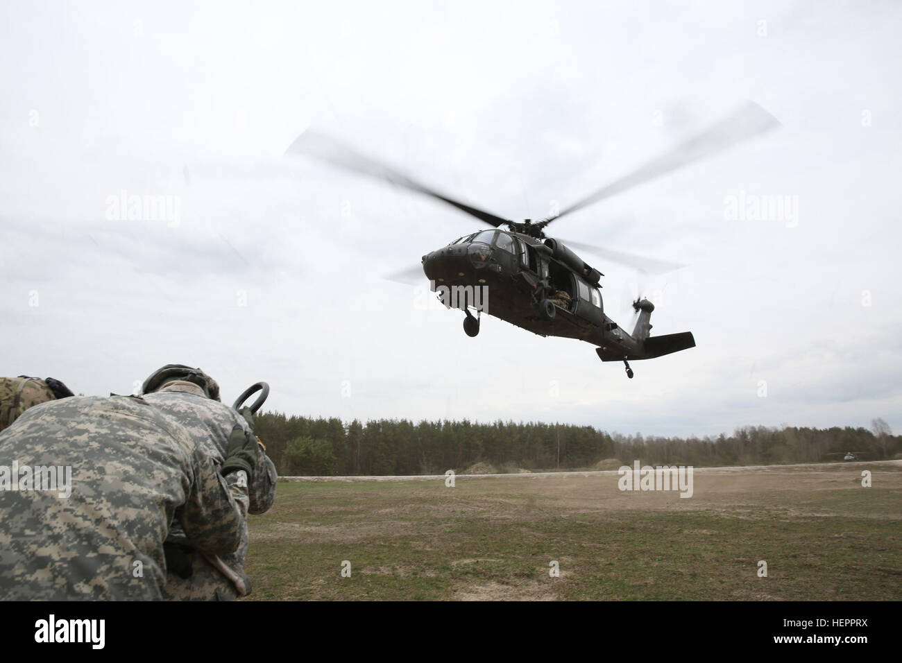 Stati Uniti I soldati del xviii contro il supporto del battaglione di supporto, xvi supporto brigata, XXI Theatre supporto comando eseguire un collegamento a terra delle procedure durante la conduzione di una imbracatura operazione di carico con un UH-60 Black Hawk elicottero durante l'esercizio Saber Junction 16 presso l'U.S. Dell'esercito multinazionale comune Readiness Center (JMRC) in Hohenfels, Germania, Aprile 8, 2016. Saber 16 di giunzione è la U.S. Esercito dell'Europa 173rd Airborne della brigata Combat training center esercizio di certificazione, che si svolge presso il JMRC in Hohenfels, Germania, Mar. 31-Apr. 24, 2016. Questo esercizio è progettato per valutare la predisposizione Foto Stock