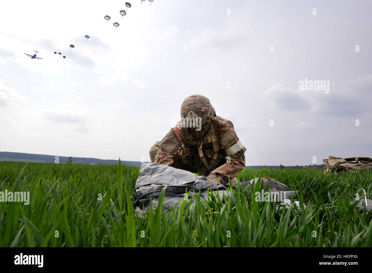 Stati Uniti Paracadutisti dell'esercito con il 173rd Brigata Aerea Italiana la folgore e la brigata dell'Esercito britannico del 16 Air Assault Brigade condotta su larga scala le operazioni aviotrasportate durante l'esercizio Saber Junction 16 sulla manovra diritti Area vicino Hohenfels, Germania, 12 aprile 2016. Oltre mille paracadutisti e contenitore di molteplici sistemi di consegna fasci venivano impiegati per fornire iniziale di supporto logistico per seguire le missioni. Saber Junction 16 valuterà e a valutare la disponibilità degli Stati Uniti Dell'esercito 173rd Airborne Brigade di condurre le operazioni di terra in un giunto, ambiente combinato e per promuovere l intero Foto Stock