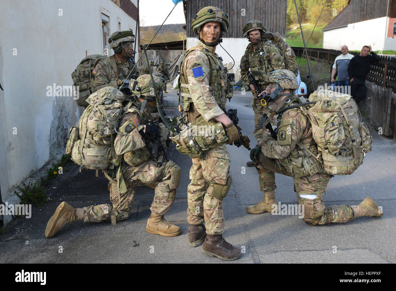 Stati Uniti Paracadutisti dell'esercito con il 173rd Brigata Aerea a fianco dell'Esercito britannico del 16 Air Assault Brigade condurre una tattica di ponte che attraversa durante l'esercizio Saber Junction 16, 12 aprile 2016. Saber 16 di giunzione è la U.S. Esercito dell'Europa 173rd Airborne della brigata Combat training center esercizio di certificazione, che si svolge presso la multinazionale comune disponibilità centro in Hohenfels, Germania, Mar. 31-Apr. 24, 2016. Questo esercizio è progettato per valutare la predisposizione dell'esercito con base in Europa brigate di combattimento per condurre unificato le operazioni di terra e di promuovere l'interoperabilità in un giunto, multinazionale env Foto Stock