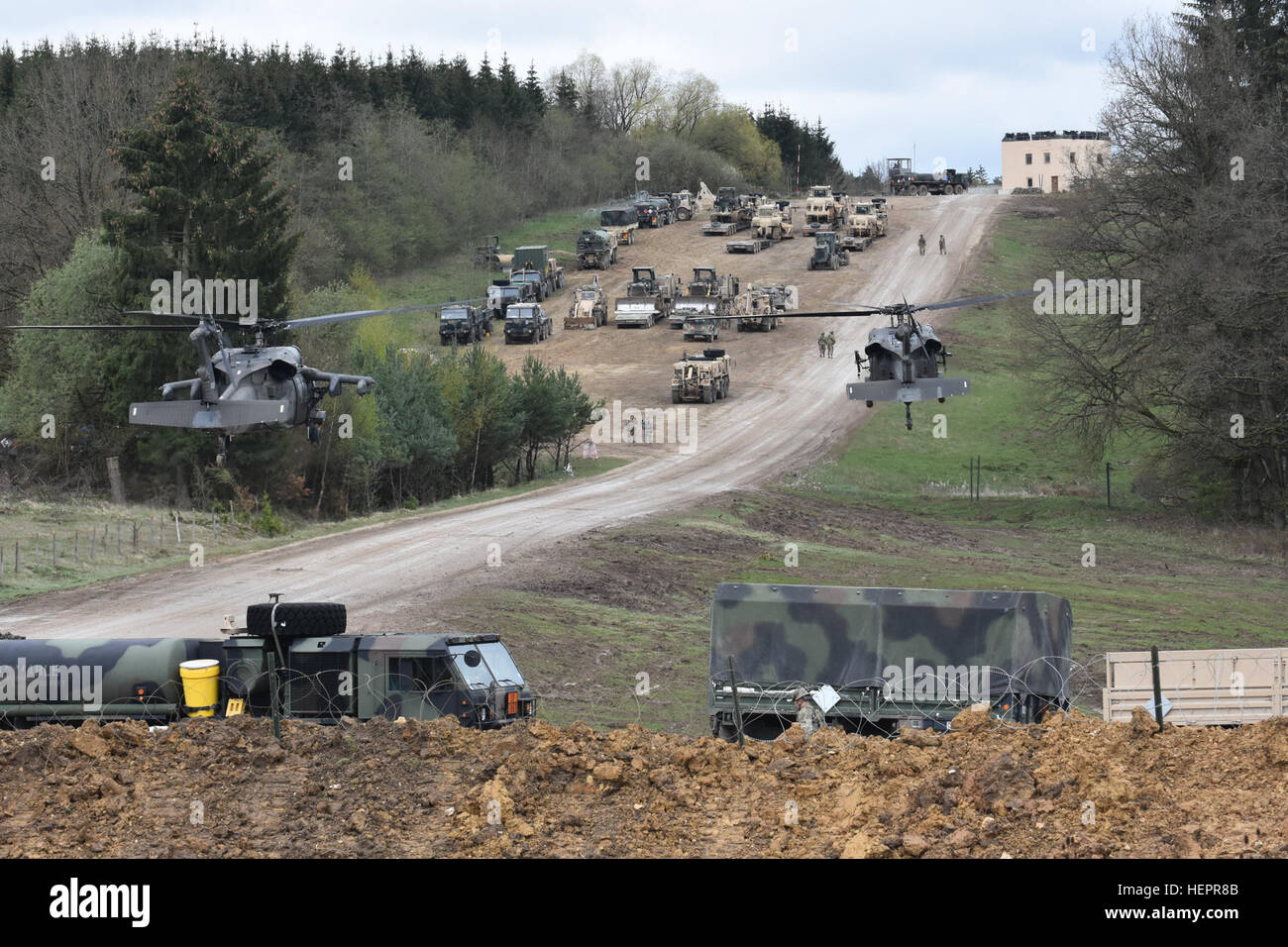 173Rd Airborne Brigade massa potenza di combattimento aereo in atterraggio a breve decollo atterraggio Hohenfels Area Formazione (Germania) durante l'esercizio Saber Junction 16. Gli ingegneri della brigata consente accesso strategico a sciabola di giunzione 16 160417-A-NM804-869 Foto Stock