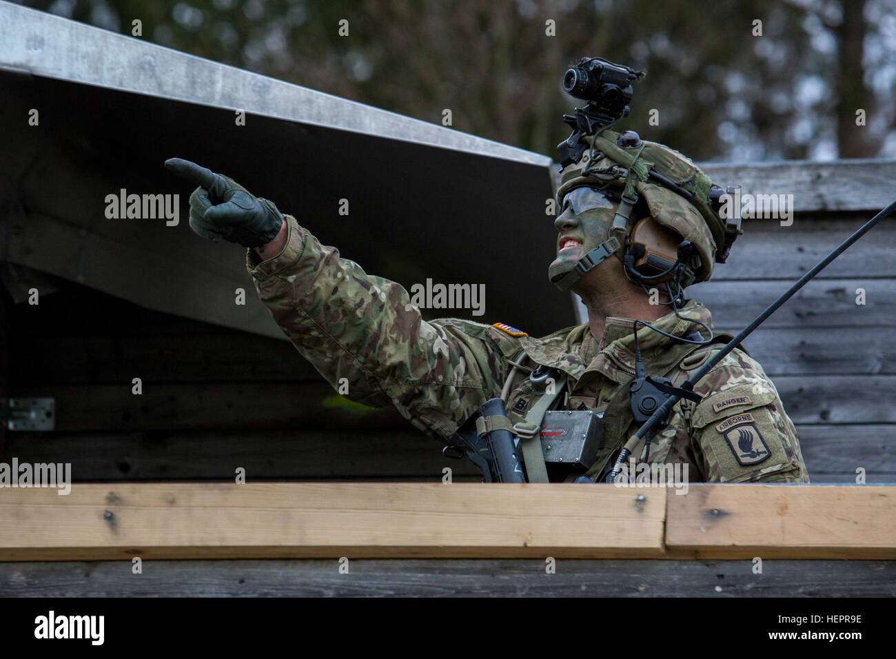 Un U.S. Soldier of 503rd Airborne Reggimento di Fanteria, 173rd Airborne Brigade segnali la posizione di in-bound elicotteri durante la conduzione di aria simulato le operazioni di assedio durante l'esercizio Saber Junction 16 presso l'U.S. Dell'esercito multinazionale comune di formazione nel comando di Grafenwoehr, Germania, 18 aprile 2016. Saber 16 di giunzione è la U.S. Esercito dell'Europa 173rd Airborne della brigata Combat training center esercizio di certificazione, che si svolge presso la multinazionale comune disponibilità centro in Hohenfels, Germania, Mar. 31-Apr. 24, 2016. Questo esercizio è progettato per valutare la predisposizione dell'esercito con base in Europa c Foto Stock