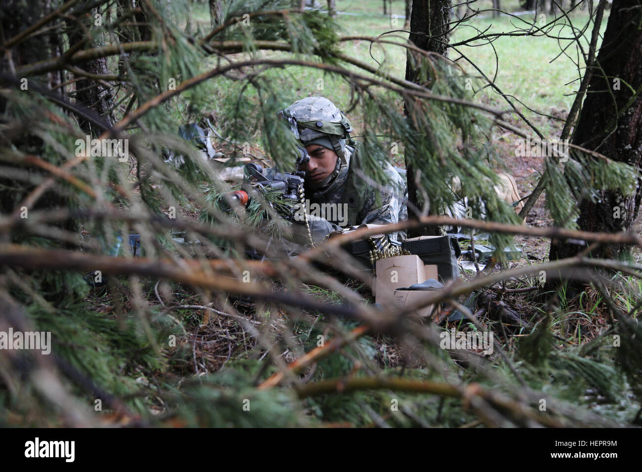 Stati Uniti Army Spc. Julian Delacuadra di Fox Company, 4° Battaglione, 319Airborne campo reggimento di artiglieria, 173rd Brigata Aerea fornisce la sicurezza per un tactical operations center durante l'esercizio Saber Junction 16 presso l'U.S. Dell'esercito multinazionale comune Readiness Center (JMRC) in Hohenfels, Germania, 18 aprile 2016. Saber 16 di giunzione è la U.S. Esercito dell'Europa 173rd Airborne della brigata Combat training center esercizio di certificazione, che si svolge presso il JMRC in Hohenfels, Germania, Mar. 31-Apr. 24, 2016. Questo esercizio è progettato per valutare la predisposizione dell'esercito con base in Europa brigate di combattimento per Foto Stock