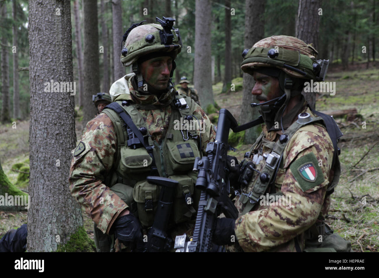 I soldati italiani del quinto reggimento, 187th Reggimento paracadutisti "Folgore" discutere le procedure operative durante la conduzione di un detenuto scenario exchange durante l'esercizio Saber Junction 16 presso l'U.S. Dell'esercito multinazionale comune Readiness Center (JMRC) in Hohenfels, Germania, 18 aprile 2016. Saber 16 di giunzione è la U.S. Esercito dell'Europa 173rd Airborne della brigata Combat training center esercizio di certificazione, che si svolge presso il JMRC in Hohenfels, Germania, Mar. 31-Apr. 24, 2016. Questo esercizio è progettato per valutare la predisposizione dell'esercito con base in Europa brigate di combattimento per condurre unified terra operazioni a Foto Stock