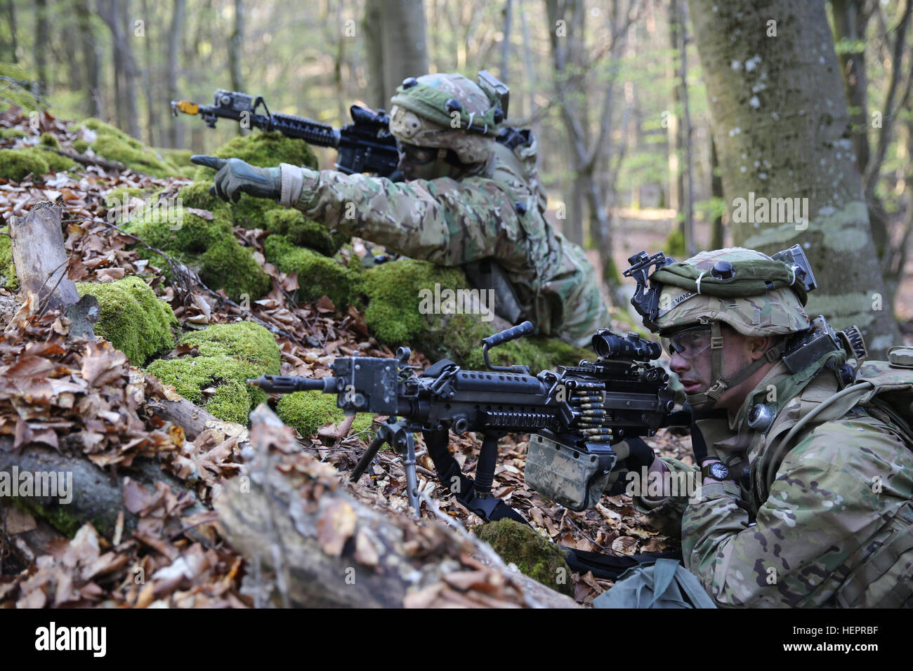 Stati Uniti I soldati del primo battaglione, 503rd Airborne Reggimento di Fanteria, 173rd Airborne set vigili del perimetro di sicurezza durante la conduzione di operazioni difensive durante l'esercizio Saber Junction 16 presso l'U.S. Dell'esercito multinazionale comune Readiness Center (JMRC) in Hohenfels, Germania, 19 aprile 2016. Saber 16 di giunzione è la U.S. Esercito dell'Europa 173rd Airborne della brigata Combat training center esercizio di certificazione, che si svolge presso il JMRC in Hohenfels, Germania, Mar. 31-Apr. 24, 2016. Questo esercizio è progettato per valutare la predisposizione dell'esercito con base in Europa brigate di combattimento per condurre unified terra operatio Foto Stock