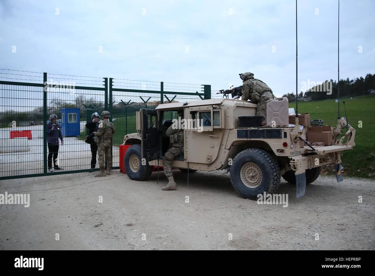 Un U.S. Soldato del 3° Battaglione, 227th reggimento di aviazione, 1° aria brigata di cavalleria parlare con gli Stati Uniti I soldati del primo battaglione, 4° Reggimento di Fanteria role-playing come reporter civile a una voce del punto di controllo durante la fase di esercizio di Saber Junction 16 presso l'U.S. Dell'esercito multinazionale comune Readiness Center (JMRC) in Hohenfels, Germania, 19 aprile 2016. Saber 16 di giunzione è la U.S. Esercito dell'Europa 173rd Airborne della brigata Combat training center esercizio di certificazione, che si svolge presso il JMRC in Hohenfels, Germania, Mar. 31-Apr. 24, 2016. Questo esercizio è progettato per valutare la predisposizione dell'esercito di Eur Foto Stock