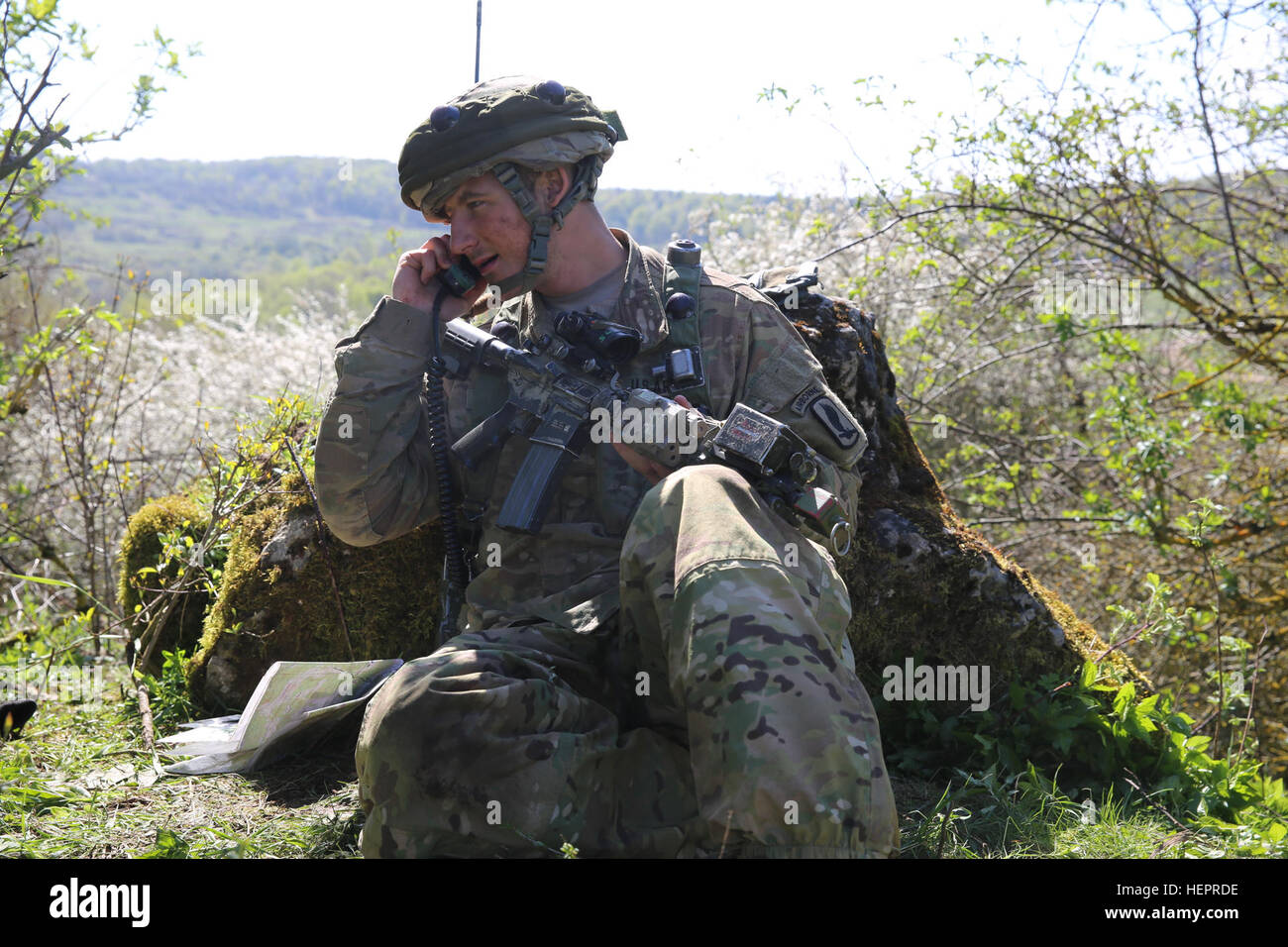 Stati Uniti Army Spc. Daniel Fethiere del 1° Stormo, 91º reggimento di cavalleria, 173rd Brigata Aerea trasmette una relazione situazionale mentre si conduce una ricognizione missione di formazione durante la fase di esercizio di Saber Junction 16 presso l'U.S. Dell'esercito multinazionale comune Readiness Center (JMRC) in Hohenfels, Germania, 20 aprile 2016. Saber 16 di giunzione è la U.S. Esercito dell'Europa 173rd Airborne della brigata Combat training center esercizio di certificazione, che si svolge presso il JMRC in Hohenfels, Germania, Mar. 31-Apr. 24, 2016. Questo esercizio è progettato per valutare la predisposizione dell'esercito con base in Europa brigate di combattimento per con Foto Stock